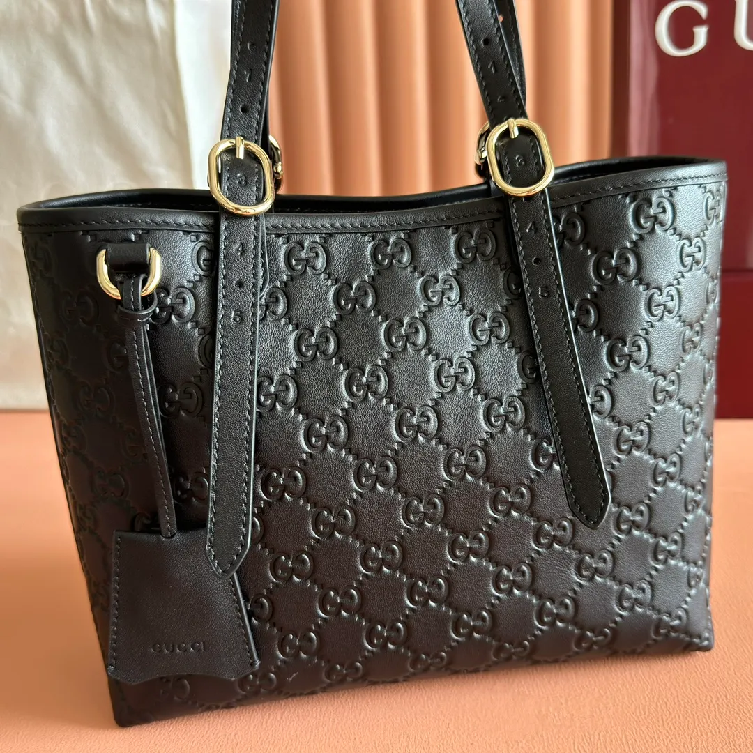 p1120. 💋💋💋"With full set of original counter packaging" [New Product] 2025 Autumn and Winter Series, the GG Emblem series reinterprets the brand's timeless elegance and exquisite craftsmanship. This tote bag features a tonal cotton-lined interior compartment and an adjustable shoulder strap for added functionality. Pink GG printed embossed leather Light gold tone hardware Light pink cotton lining The bag pictured is sold separately and does not come with the bag charm. Interior: Zippered pocket Adjustable leather shoulder strap: Height: 16 cm - 26 cm; Length: 72 cm Model number: 847456. Dimensions: 25cm (W) x 20cm (H) x 10cm (D) Weight: Approx. 0.55kg Color: Pink embossed. Made in Italy