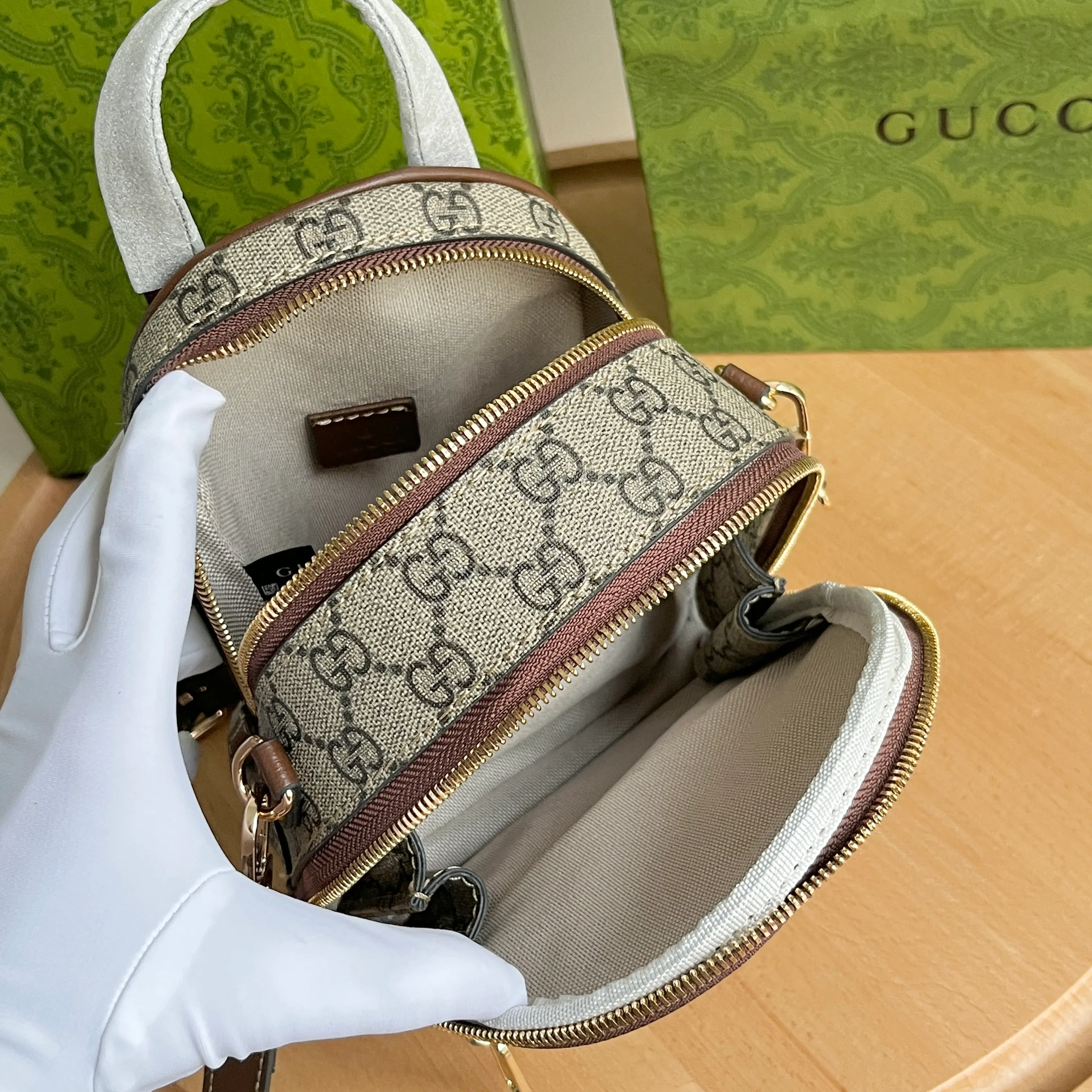 Actual shot #💰300 Style number: 725654 coffee Size: 15✖️19✖️8cm LV’s popular mini schoolbag Gucci also has it🤣🤣can be carried by hand, cross-body or carried on both shoulders! ! Even though it’s small, it can still hold a lot of stuff~ It has 3 pockets! Don’t look too good on your back when going out✌️