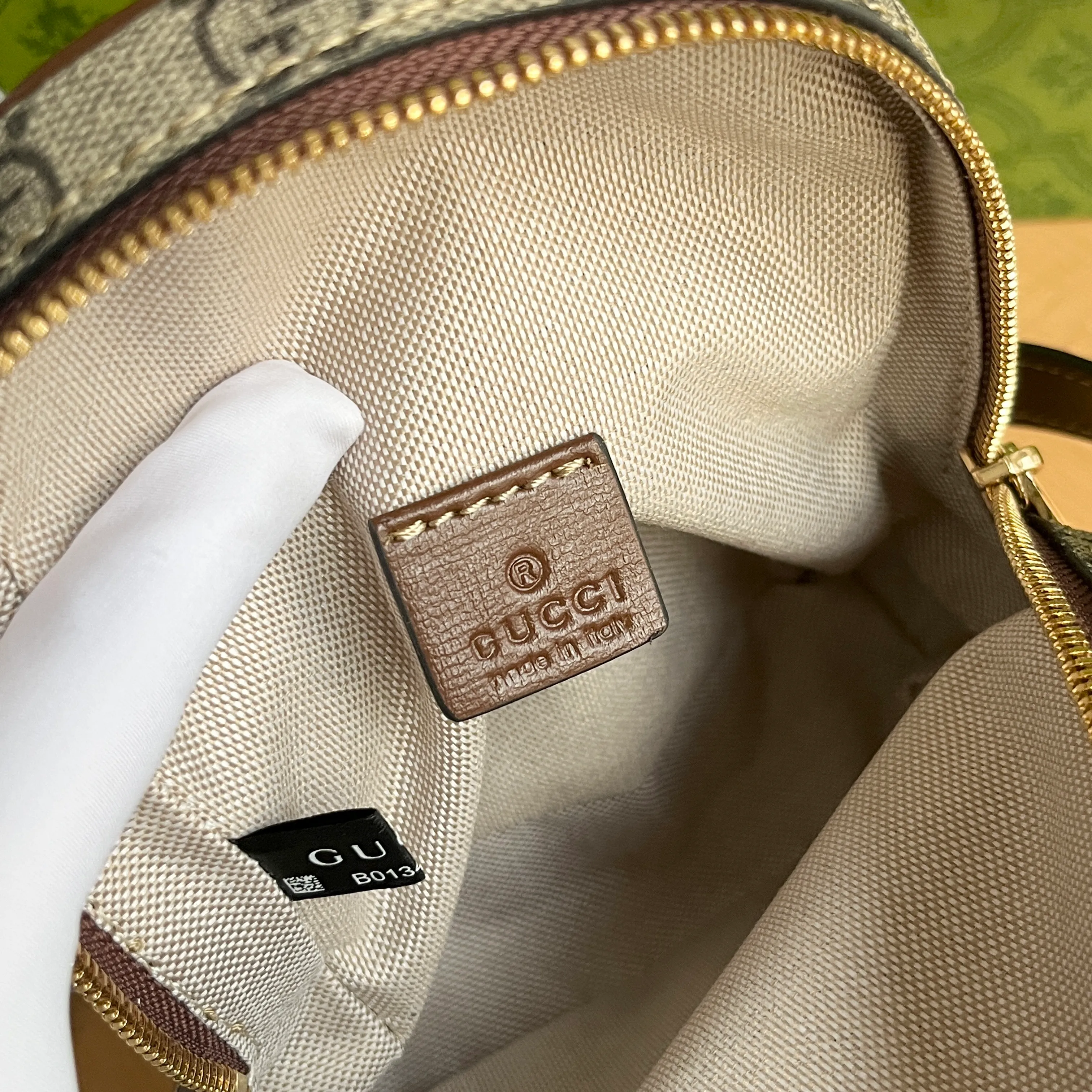 Actual shot #💰300 Style number: 725654 coffee Size: 15✖️19✖️8cm LV’s popular mini schoolbag Gucci also has it🤣🤣can be carried by hand, cross-body or carried on both shoulders! ! Even though it’s small, it can still hold a lot of stuff~ It has 3 pockets! Don’t look too good on your back when going out✌️