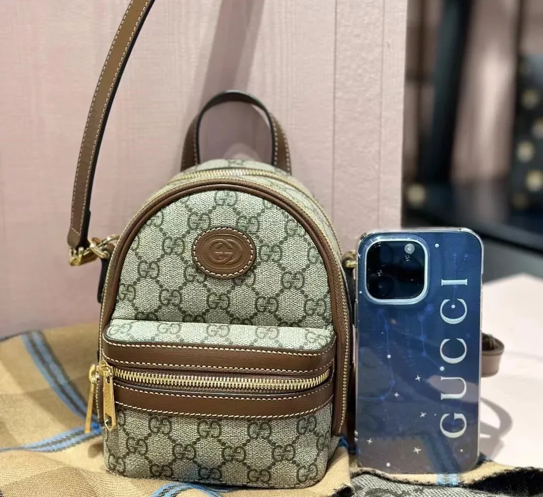 Actual shot #💰300 Style number: 725654 coffee Size: 15✖️19✖️8cm LV’s popular mini schoolbag Gucci also has it🤣🤣can be carried by hand, cross-body or carried on both shoulders! ! Even though it’s small, it can still hold a lot of stuff~ It has 3 pockets! Don’t look too good on your back when going out✌️