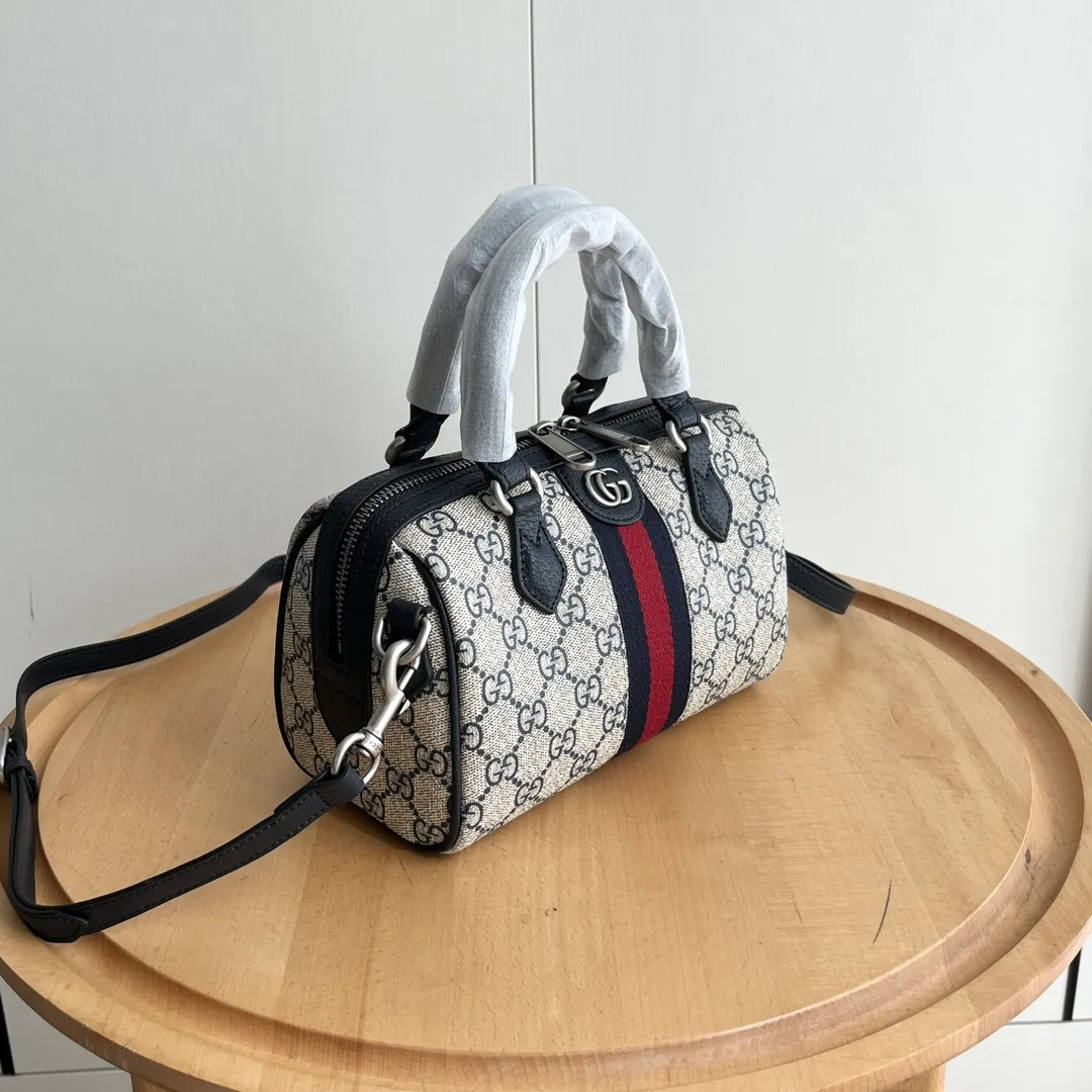Upgraded version of real shot #💰320 Model: 772053. Dimensions: 14 (length) x 21.5 (width) x 11.5cm (thickness) As a brand classic, GG Supreme canvas has become an iconic fabric in the Gucci design world. The fabric appears frequently in the brand's new collections and is reinterpreted through the Gucci aesthetic perspective. This mini tote is embellished with the brand's signature monogram throughout. The classic interlocking G-shaped accessories add branding charm to this piece.