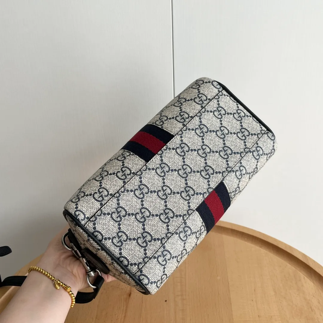 Upgraded version of real shot #💰320 Model: 772053. Dimensions: 14 (length) x 21.5 (width) x 11.5cm (thickness) As a brand classic, GG Supreme canvas has become an iconic fabric in the Gucci design world. The fabric appears frequently in the brand's new collections and is reinterpreted through the Gucci aesthetic perspective. This mini tote is embellished with the brand's signature monogram throughout. The classic interlocking G-shaped accessories add branding charm to this piece.