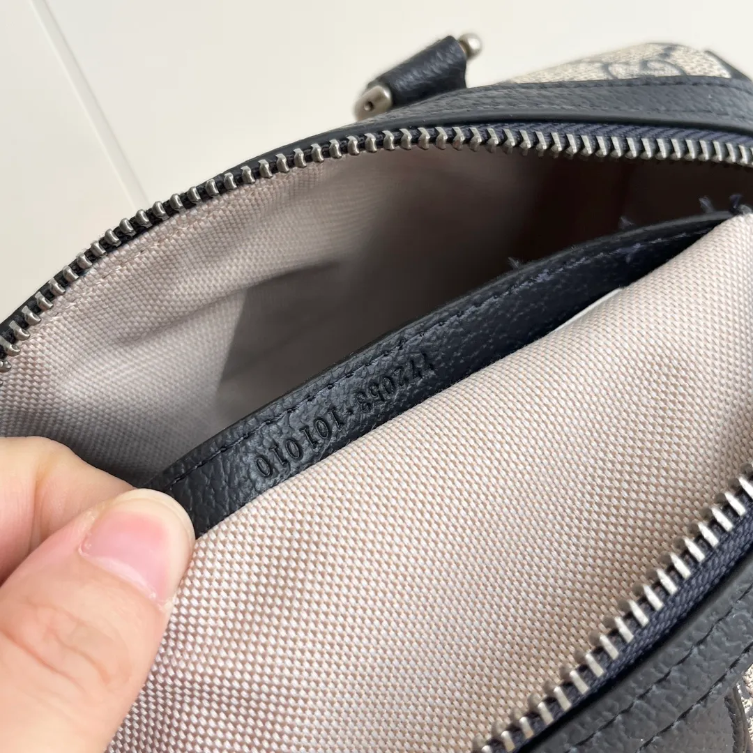 Upgraded version of real shot #💰320 Model: 772053. Dimensions: 14 (length) x 21.5 (width) x 11.5cm (thickness) As a brand classic, GG Supreme canvas has become an iconic fabric in the Gucci design world. The fabric appears frequently in the brand's new collections and is reinterpreted through the Gucci aesthetic perspective. This mini tote is embellished with the brand's signature monogram throughout. The classic interlocking G-shaped accessories add branding charm to this piece.