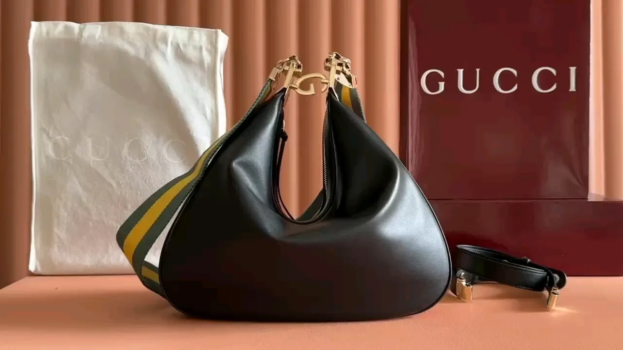 💋💋💋【Original leather accessories🌈(equipped with full counter packaging)🔥🔥702823 Gucci Attache series shoulder bag
