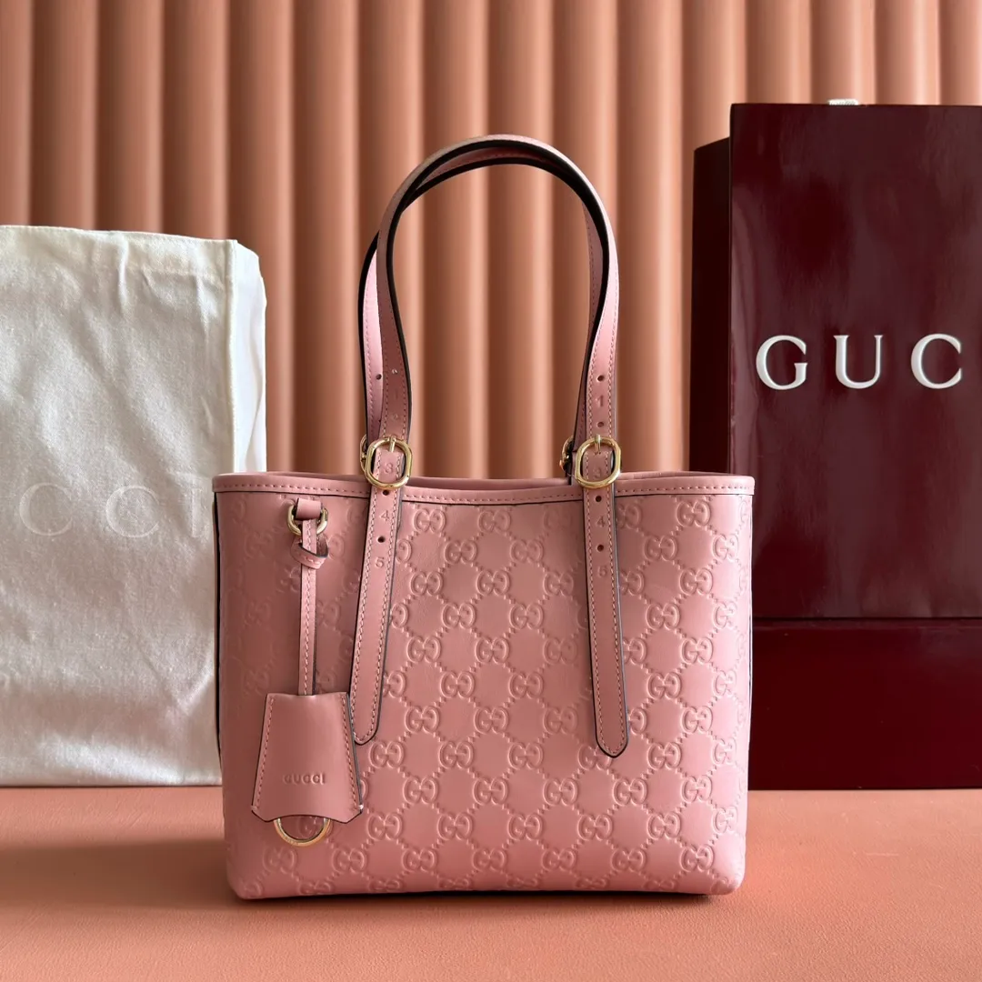 p1120. 💋💋💋"With full set of original counter packaging" [New Product] 2025 Autumn and Winter Series, the GG Emblem series reinterprets the brand's timeless elegance and exquisite craftsmanship. This tote bag features a tonal cotton-lined interior compartment and an adjustable shoulder strap for added functionality. Pink GG printed embossed leather Light gold tone hardware Light pink cotton lining The bag pictured is sold separately and does not come with the bag charm. Interior: Zippered pocket Adjustable leather shoulder strap: Height: 16 cm - 26 cm; Length: 72 cm Model number: 847456. Dimensions: 25cm (W) x 20cm (H) x 10cm (D) Weight: Approx. 0.55kg Color: Pink embossed. Made in Italy