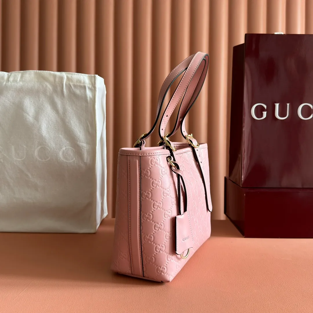 p1120. 💋💋💋"With full set of original counter packaging" [New Product] 2025 Autumn and Winter Series, the GG Emblem series reinterprets the brand's timeless elegance and exquisite craftsmanship. This tote bag features a tonal cotton-lined interior compartment and an adjustable shoulder strap for added functionality. Pink GG printed embossed leather Light gold tone hardware Light pink cotton lining The bag pictured is sold separately and does not come with the bag charm. Interior: Zippered pocket Adjustable leather shoulder strap: Height: 16 cm - 26 cm; Length: 72 cm Model number: 847456. Dimensions: 25cm (W) x 20cm (H) x 10cm (D) Weight: Approx. 0.55kg Color: Pink embossed. Made in Italy