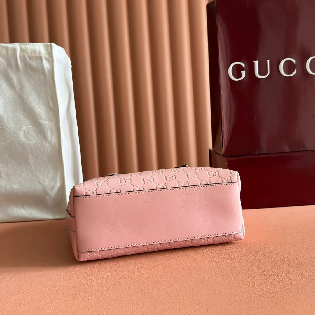 p1120. 💋💋💋"With full set of original counter packaging" [New Product] 2025 Autumn and Winter Series, the GG Emblem series reinterprets the brand's timeless elegance and exquisite craftsmanship. This tote bag features a tonal cotton-lined interior compartment and an adjustable shoulder strap for added functionality. Pink GG printed embossed leather Light gold tone hardware Light pink cotton lining The bag pictured is sold separately and does not come with the bag charm. Interior: Zippered pocket Adjustable leather shoulder strap: Height: 16 cm - 26 cm; Length: 72 cm Model number: 847456. Dimensions: 25cm (W) x 20cm (H) x 10cm (D) Weight: Approx. 0.55kg Color: Pink embossed. Made in Italy