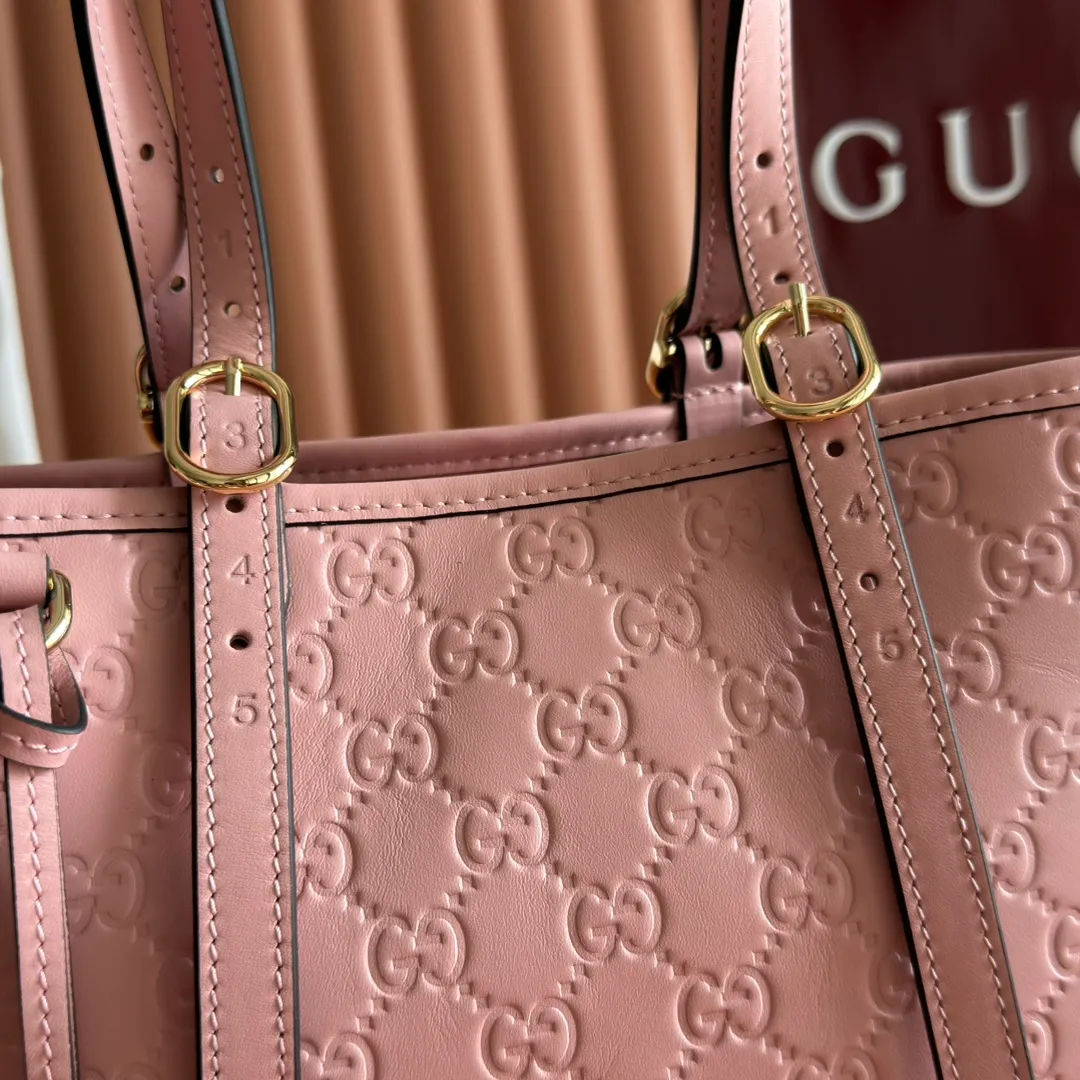 p1120. 💋💋💋"With full set of original counter packaging" [New Product] 2025 Autumn and Winter Series, the GG Emblem series reinterprets the brand's timeless elegance and exquisite craftsmanship. This tote bag features a tonal cotton-lined interior compartment and an adjustable shoulder strap for added functionality. Pink GG printed embossed leather Light gold tone hardware Light pink cotton lining The bag pictured is sold separately and does not come with the bag charm. Interior: Zippered pocket Adjustable leather shoulder strap: Height: 16 cm - 26 cm; Length: 72 cm Model number: 847456. Dimensions: 25cm (W) x 20cm (H) x 10cm (D) Weight: Approx. 0.55kg Color: Pink embossed. Made in Italy