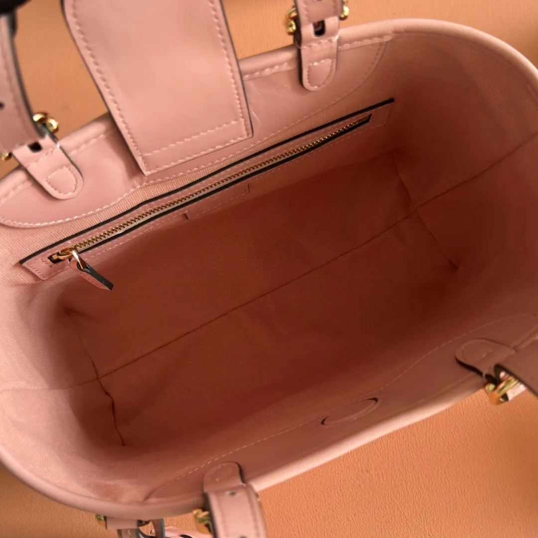 p1120. 💋💋💋"With full set of original counter packaging" [New Product] 2025 Autumn and Winter Series, the GG Emblem series reinterprets the brand's timeless elegance and exquisite craftsmanship. This tote bag features a tonal cotton-lined interior compartment and an adjustable shoulder strap for added functionality. Pink GG printed embossed leather Light gold tone hardware Light pink cotton lining The bag pictured is sold separately and does not come with the bag charm. Interior: Zippered pocket Adjustable leather shoulder strap: Height: 16 cm - 26 cm; Length: 72 cm Model number: 847456. Dimensions: 25cm (W) x 20cm (H) x 10cm (D) Weight: Approx. 0.55kg Color: Pink embossed. Made in Italy