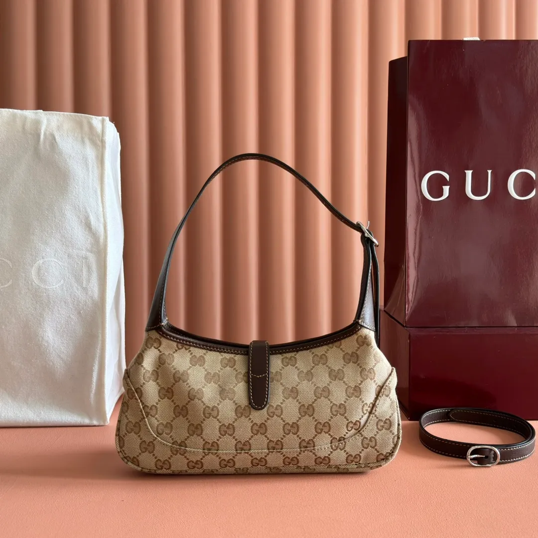 p1040 [Original sheepskin configuration counter full set of packaging] Gucci by Demna 2026 new era show jewelry Gucci new series: La Famiglia🟤 Designer Demna Gucci New designer Demna is here for her first show! La Famiglia’s new series is really amazing✨ Model: 863137 Size: 27.13.6