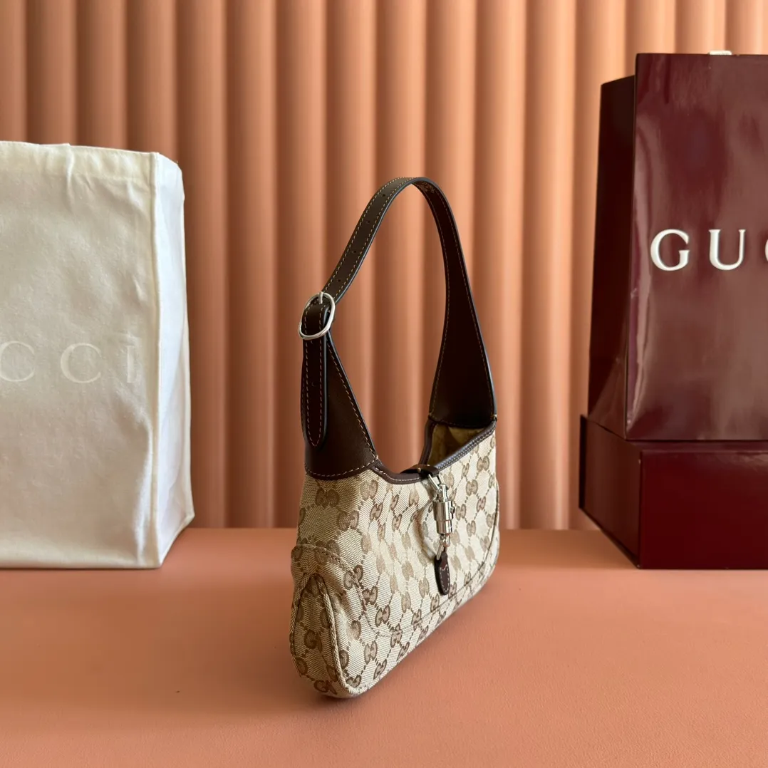 p1040 [Original sheepskin configuration counter full set of packaging] Gucci by Demna 2026 new era show jewelry Gucci new series: La Famiglia🟤 Designer Demna Gucci New designer Demna is here for her first show! La Famiglia’s new series is really amazing✨ Model: 863137 Size: 27.13.6