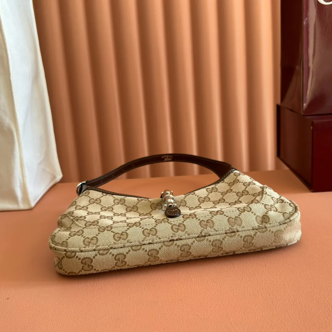 p1040 [Original sheepskin configuration counter full set of packaging] Gucci by Demna 2026 new era show jewelry Gucci new series: La Famiglia🟤 Designer Demna Gucci New designer Demna is here for her first show! La Famiglia’s new series is really amazing✨ Model: 863137 Size: 27.13.6