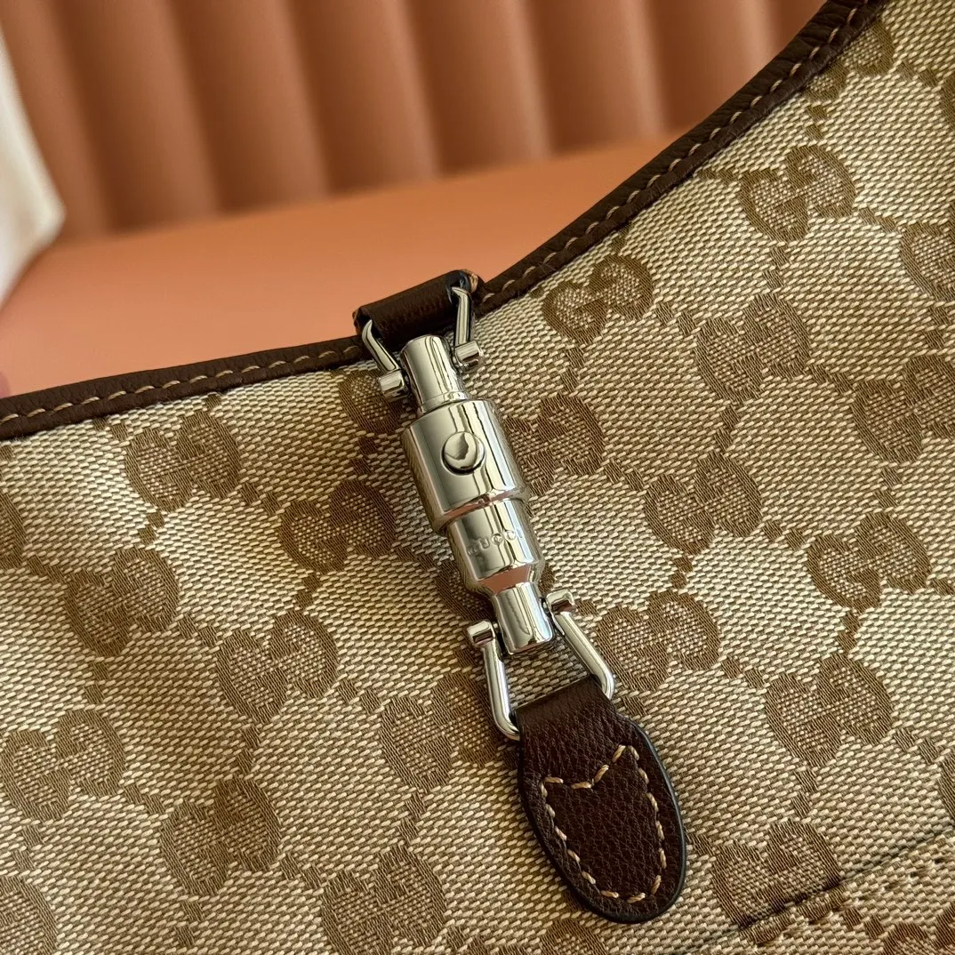 p1040 [Original sheepskin configuration counter full set of packaging] Gucci by Demna 2026 new era show jewelry Gucci new series: La Famiglia🟤 Designer Demna Gucci New designer Demna is here for her first show! La Famiglia’s new series is really amazing✨ Model: 863137 Size: 27.13.6