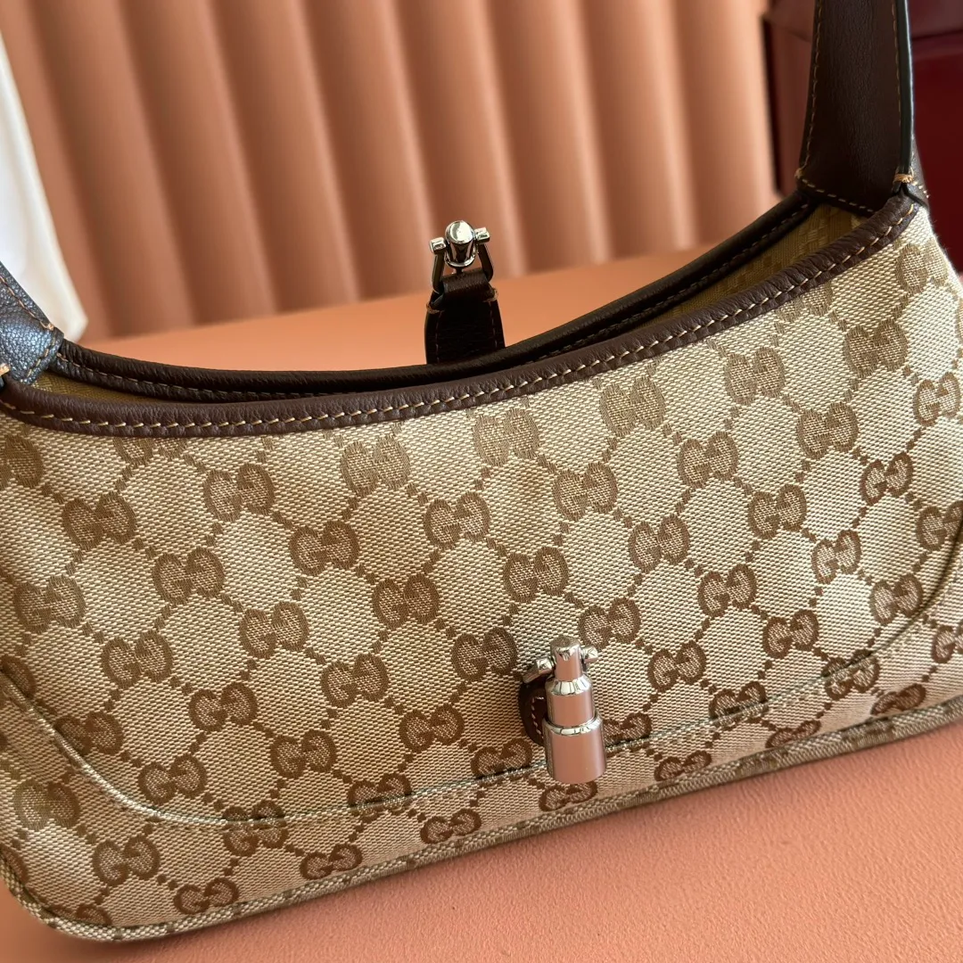 p1040 [Original sheepskin configuration counter full set of packaging] Gucci by Demna 2026 new era show jewelry Gucci new series: La Famiglia🟤 Designer Demna Gucci New designer Demna is here for her first show! La Famiglia’s new series is really amazing✨ Model: 863137 Size: 27.13.6