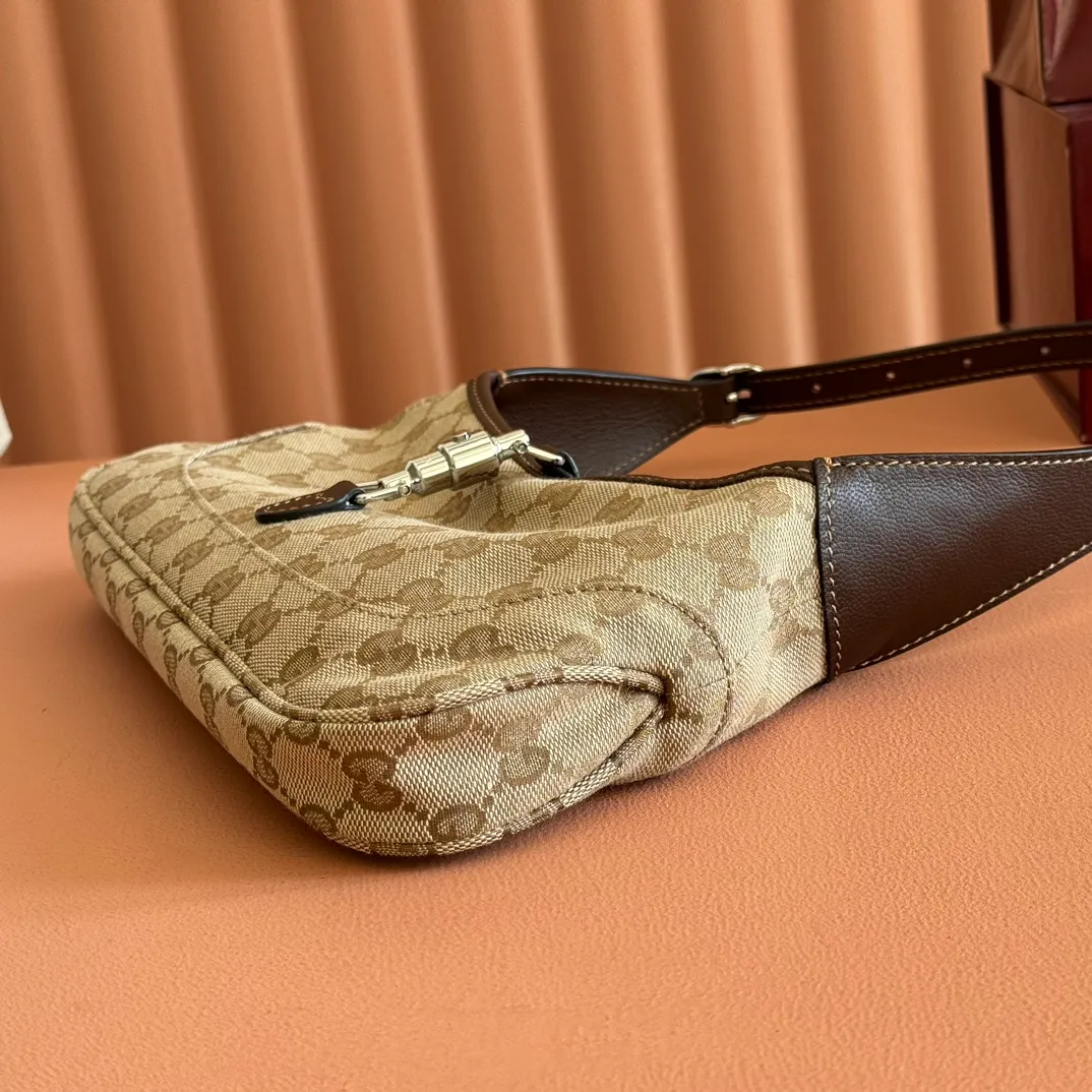 p1040 [Original sheepskin configuration counter full set of packaging] Gucci by Demna 2026 new era show jewelry Gucci new series: La Famiglia🟤 Designer Demna Gucci New designer Demna is here for her first show! La Famiglia’s new series is really amazing✨ Model: 863137 Size: 27.13.6