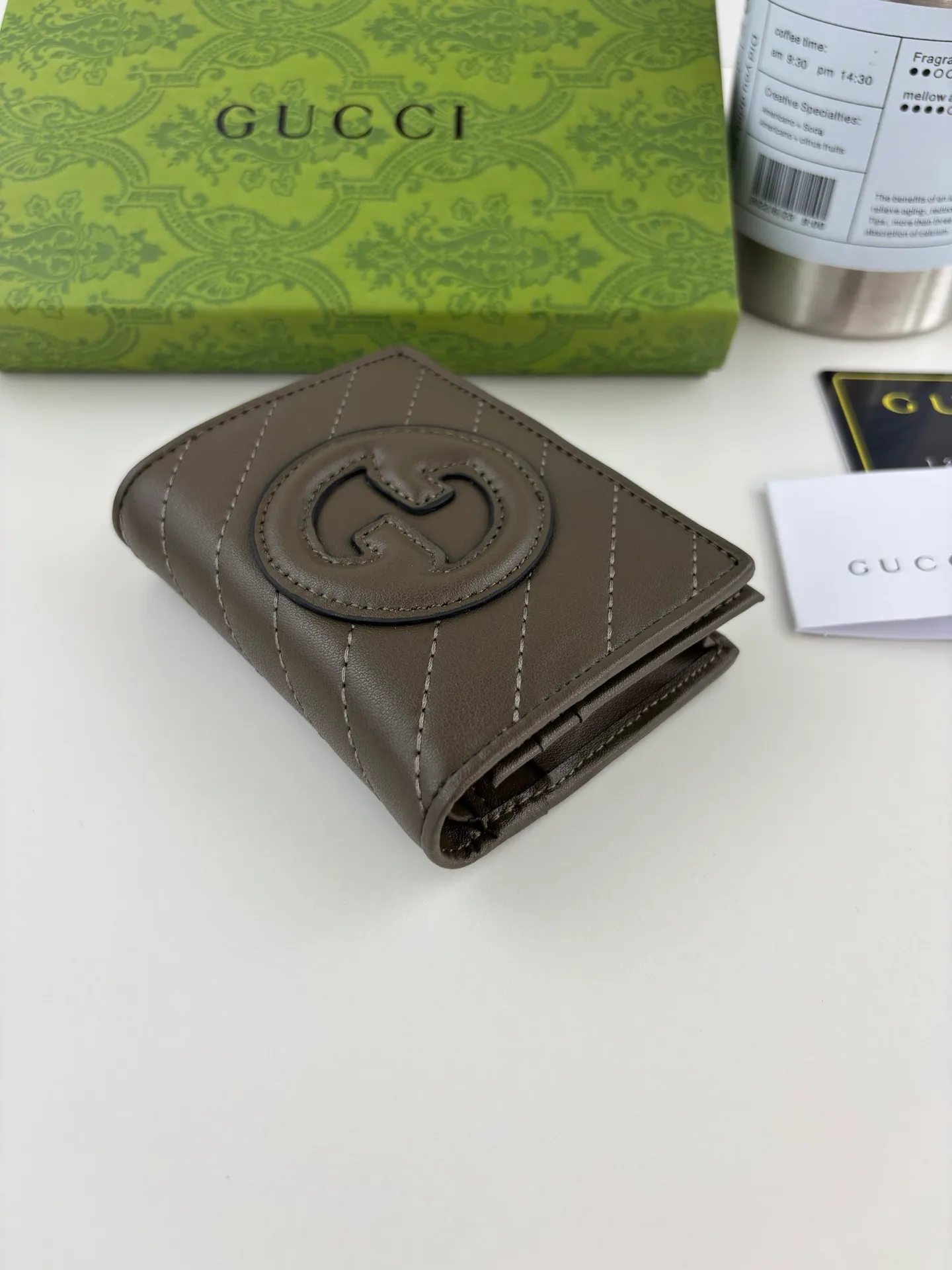 💰160 GUCCl Produced by Gujia! Blondie series card holder. The Gucci Blondie series uses one of the brand's bold patterns and a leather design of the same tone, exuding a subtle and restrained atmosphere. This series of ingenuity incorporates round geometric interlocking G's, fully displaying Gucci's modern aesthetic design. Style number: 760317 Size: 8.5cm x 11cm x 3cm Color: Brown