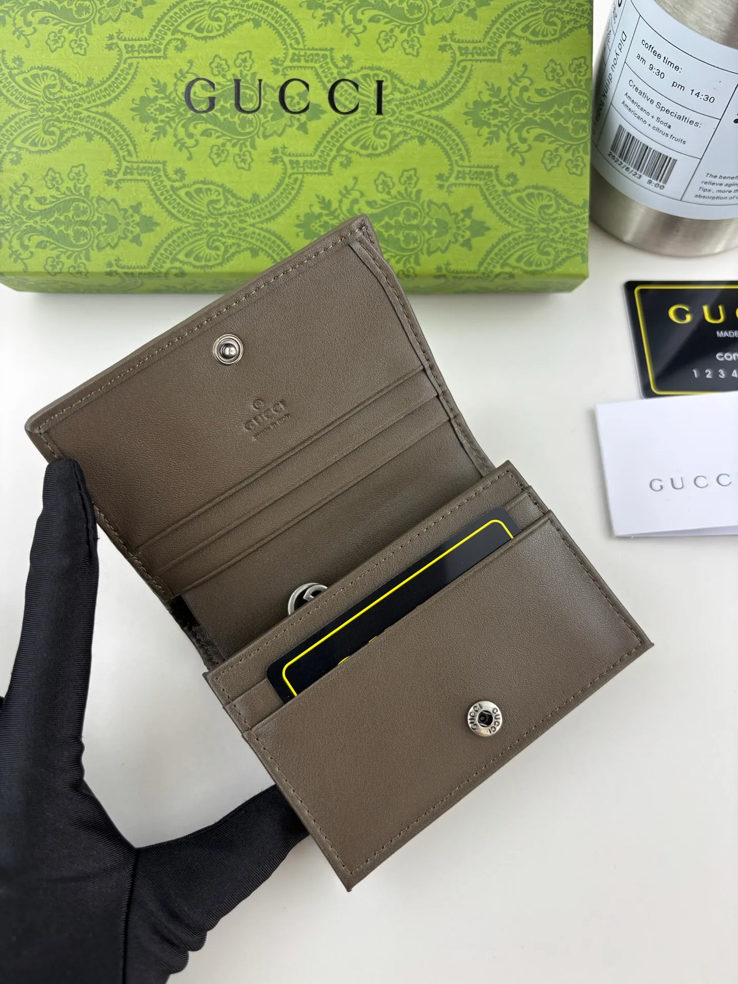 💰160 GUCCl Produced by Gujia! Blondie series card holder. The Gucci Blondie series uses one of the brand's bold patterns and a leather design of the same tone, exuding a subtle and restrained atmosphere. This series of ingenuity incorporates round geometric interlocking G's, fully displaying Gucci's modern aesthetic design. Style number: 760317 Size: 8.5cm x 11cm x 3cm Color: Brown