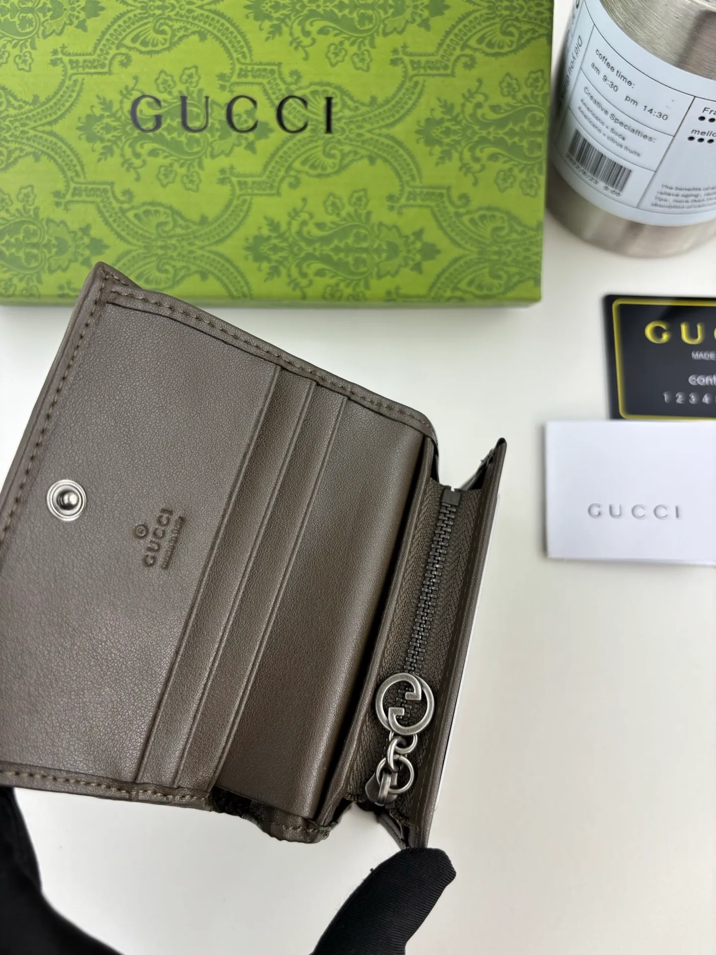 💰160 GUCCl Produced by Gujia! Blondie series card holder. The Gucci Blondie series uses one of the brand's bold patterns and a leather design of the same tone, exuding a subtle and restrained atmosphere. This series of ingenuity incorporates round geometric interlocking G's, fully displaying Gucci's modern aesthetic design. Style number: 760317 Size: 8.5cm x 11cm x 3cm Color: Brown