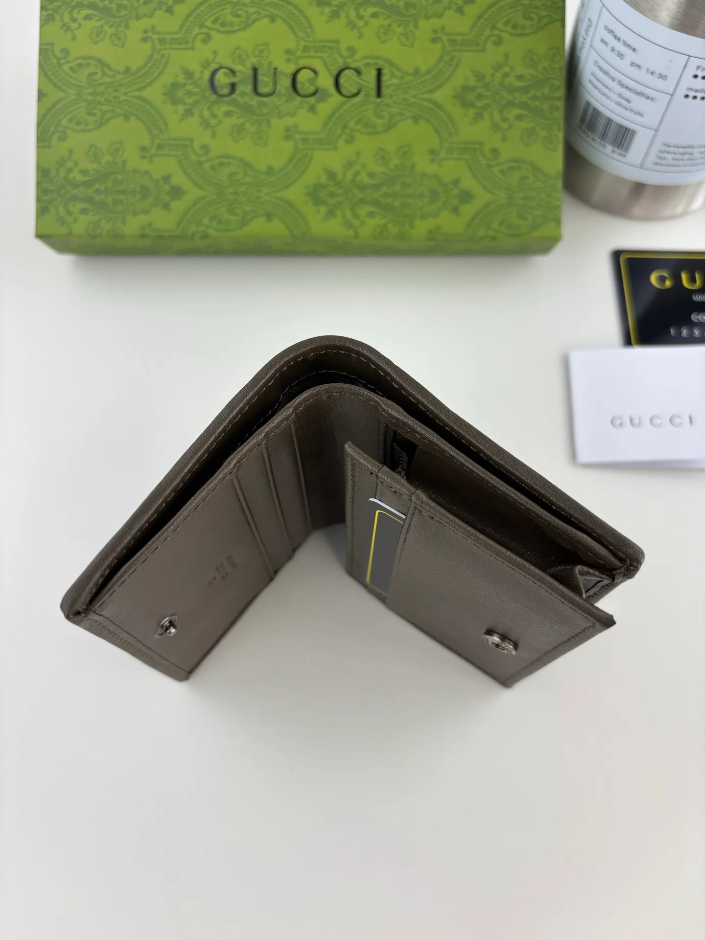 💰160 GUCCl Produced by Gujia! Blondie series card holder. The Gucci Blondie series uses one of the brand's bold patterns and a leather design of the same tone, exuding a subtle and restrained atmosphere. This series of ingenuity incorporates round geometric interlocking G's, fully displaying Gucci's modern aesthetic design. Style number: 760317 Size: 8.5cm x 11cm x 3cm Color: Brown