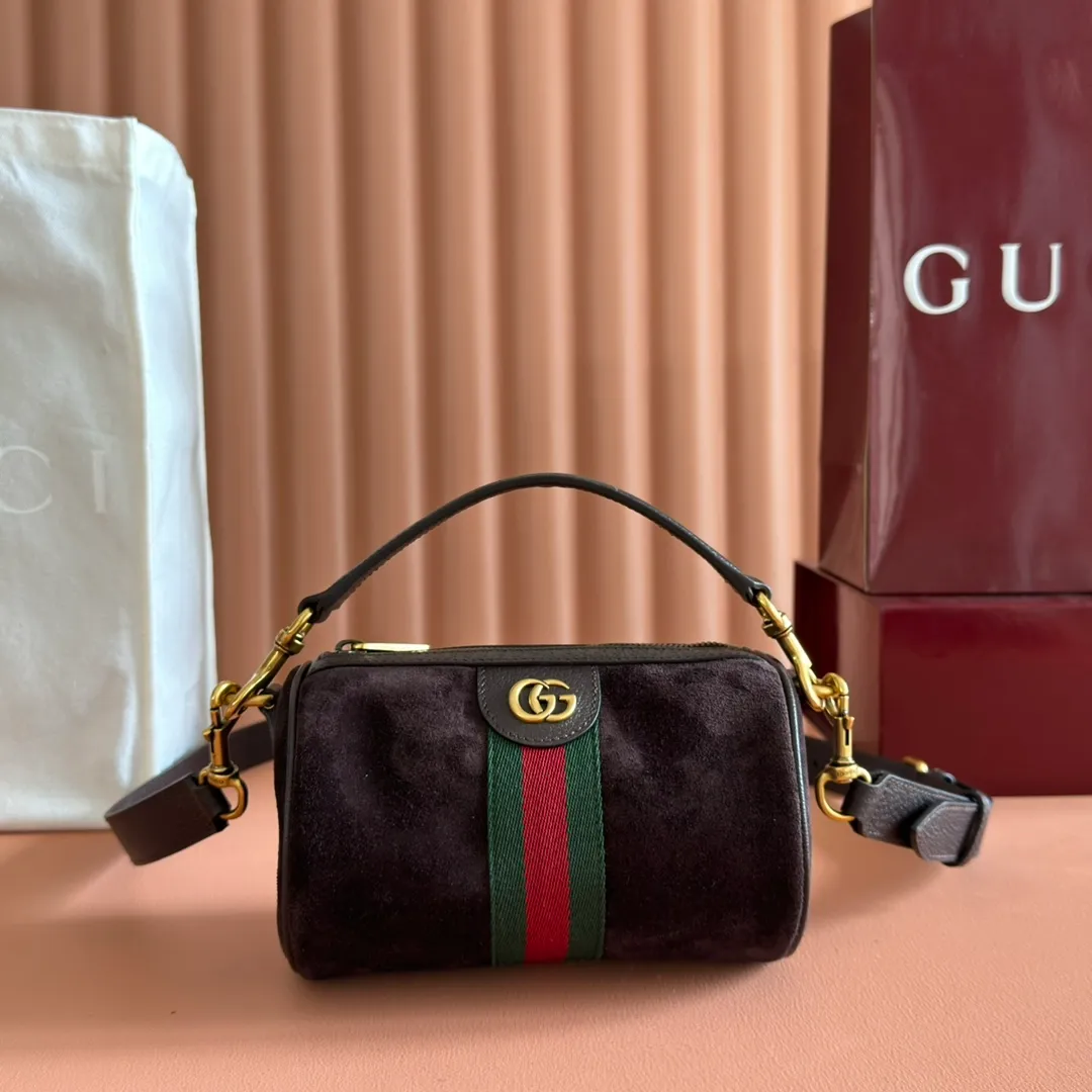 p1060. 💋💋💋【With full set of original counter packaging】The Ophidia series is ingeniously integrated with striped webbing and gold-tone double G logo, adding new works to the 2025 autumn and winter series. This mini bag is made of dark gray suede, embellished with red and green striped webbing, and has an adjustable leather shoulder strap. Dark gray suede Gold-tone hardware Cotton and linen blend lining Double G Web detail Detachable handle (8.9cm high) Detachable and adjustable leather shoulder strap (52.8cm high) Zip closure Ident.: 846869. Dimensions: 18.5x11x11cm. Color: dark brown velvet. Made in Italy