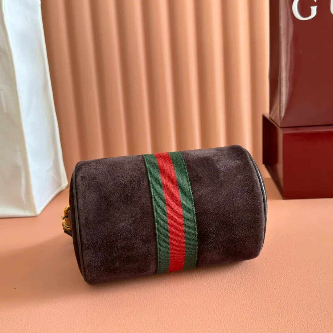 p1060. 💋💋💋【With full set of original counter packaging】The Ophidia series is ingeniously integrated with striped webbing and gold-tone double G logo, adding new works to the 2025 autumn and winter series. This mini bag is made of dark gray suede, embellished with red and green striped webbing, and has an adjustable leather shoulder strap. Dark gray suede Gold-tone hardware Cotton and linen blend lining Double G Web detail Detachable handle (8.9cm high) Detachable and adjustable leather shoulder strap (52.8cm high) Zip closure Ident.: 846869. Dimensions: 18.5x11x11cm. Color: dark brown velvet. Made in Italy