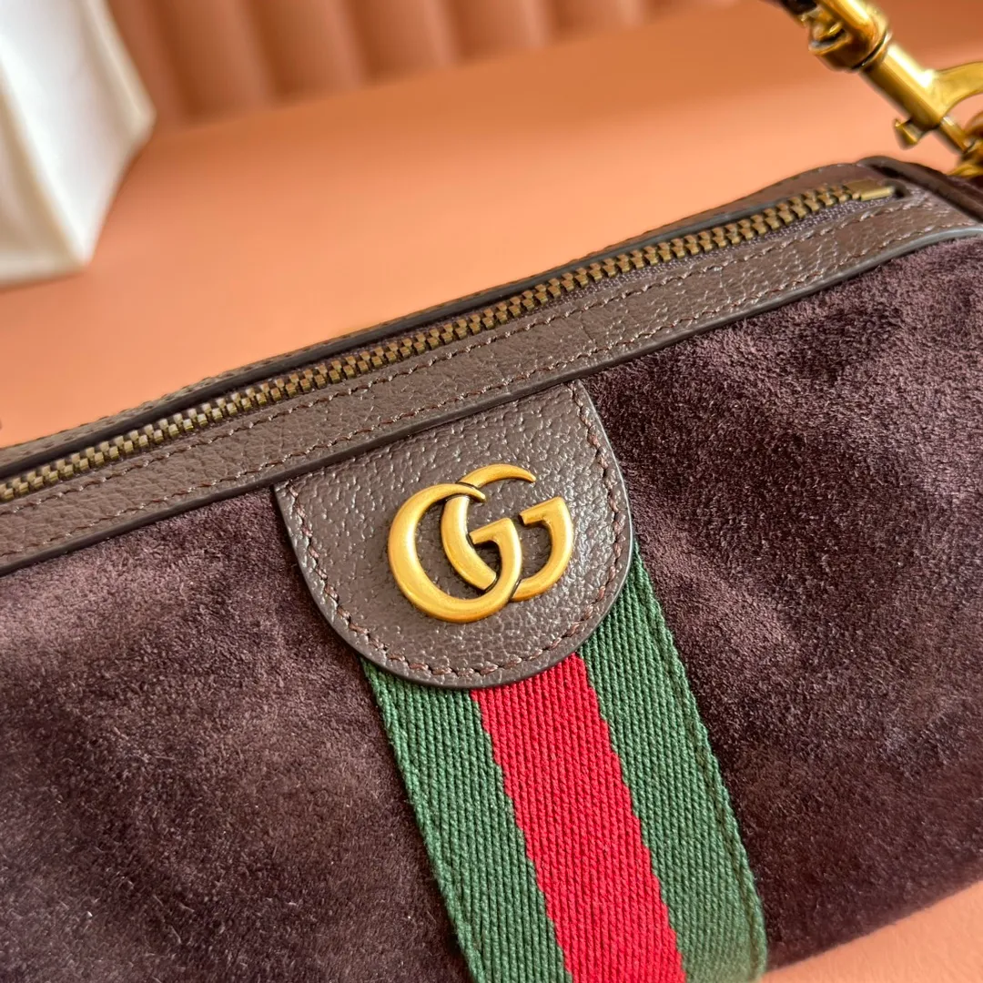 p1060. 💋💋💋【With full set of original counter packaging】The Ophidia series is ingeniously integrated with striped webbing and gold-tone double G logo, adding new works to the 2025 autumn and winter series. This mini bag is made of dark gray suede, embellished with red and green striped webbing, and has an adjustable leather shoulder strap. Dark gray suede Gold-tone hardware Cotton and linen blend lining Double G Web detail Detachable handle (8.9cm high) Detachable and adjustable leather shoulder strap (52.8cm high) Zip closure Ident.: 846869. Dimensions: 18.5x11x11cm. Color: dark brown velvet. Made in Italy