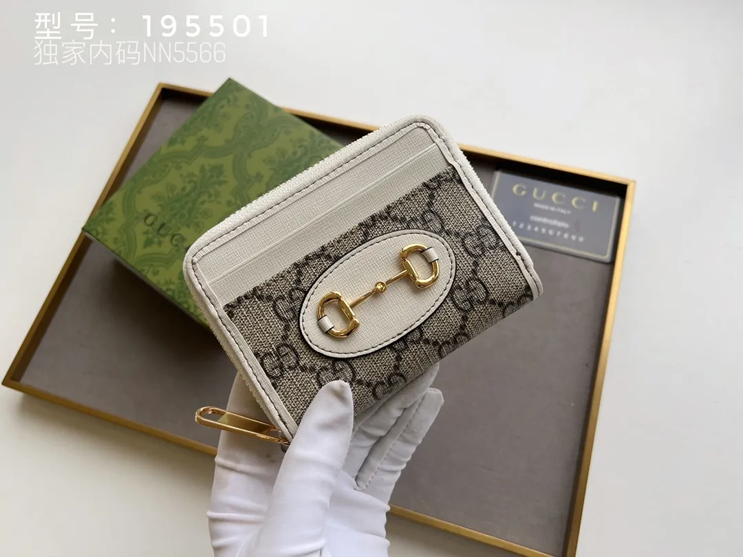 💰140 Top Original 💎 Spring/Summer Series# Newly launched this Gucci 1955 horsebit card holder made of GG Supreme high-grade artificial canvas and brown leather. This series adopts the same double-ring and long strip design as the handbags. This detail is inspired by the brand’s equestrian roots. It is one of Gucci’s classic heritage and one of the brand’s most representative symbolic elements. Model: 195501 Size: 11.5x8.5x3
