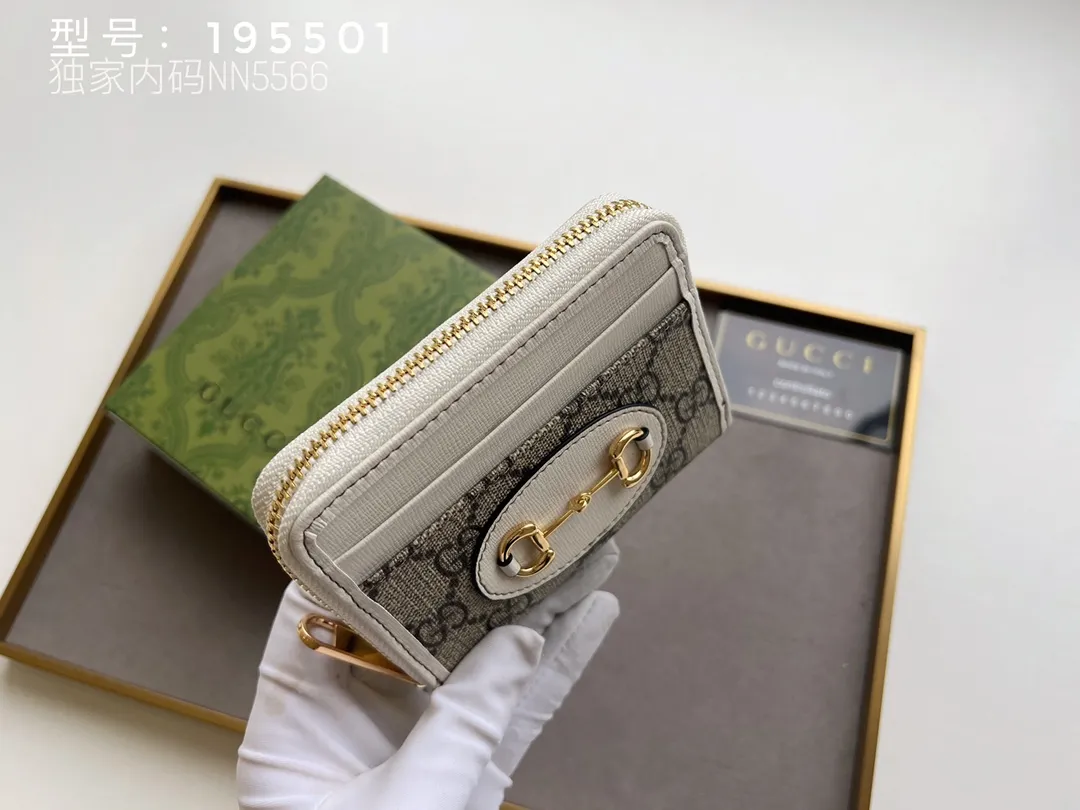 💰140 Top Original 💎 Spring/Summer Series# Newly launched this Gucci 1955 horsebit card holder made of GG Supreme high-grade artificial canvas and brown leather. This series adopts the same double-ring and long strip design as the handbags. This detail is inspired by the brand’s equestrian roots. It is one of Gucci’s classic heritage and one of the brand’s most representative symbolic elements. Model: 195501 Size: 11.5x8.5x3