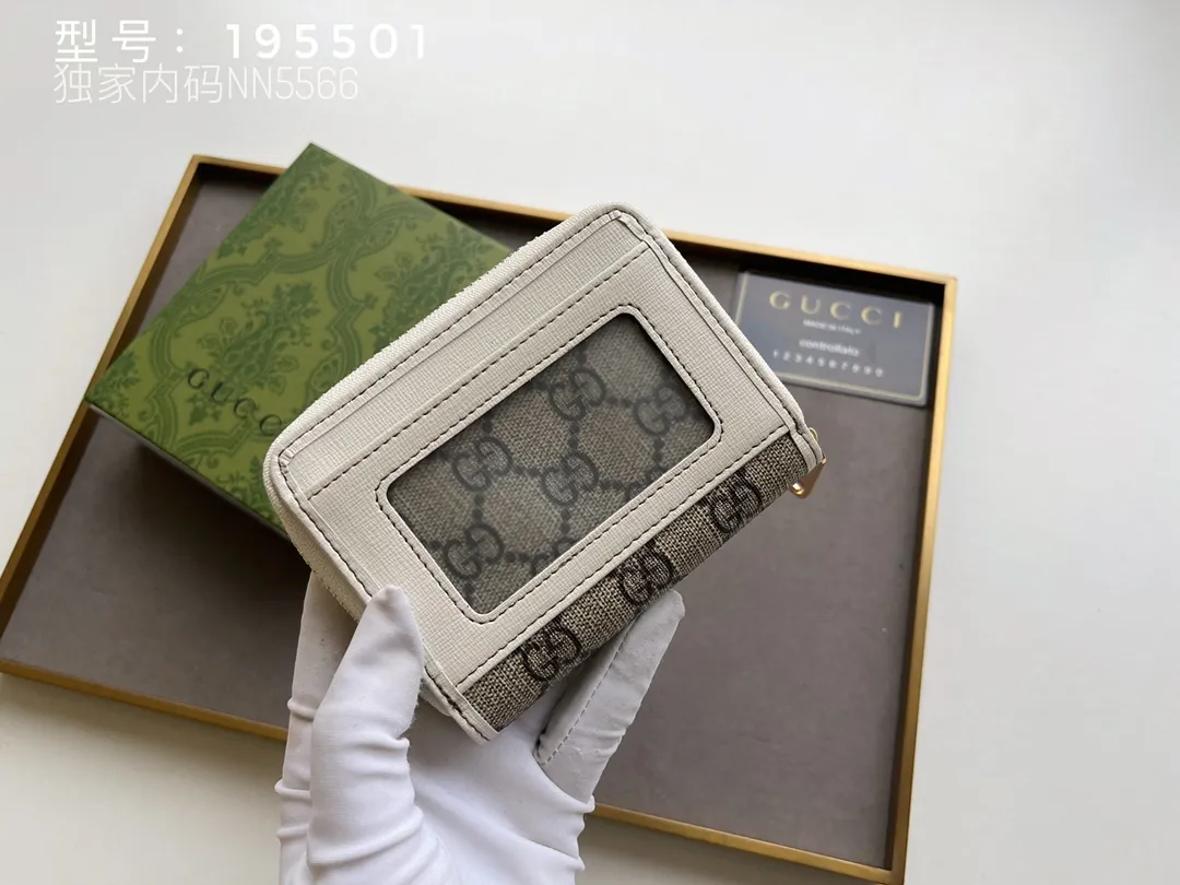 💰140 Top Original 💎 Spring/Summer Series# Newly launched this Gucci 1955 horsebit card holder made of GG Supreme high-grade artificial canvas and brown leather. This series adopts the same double-ring and long strip design as the handbags. This detail is inspired by the brand’s equestrian roots. It is one of Gucci’s classic heritage and one of the brand’s most representative symbolic elements. Model: 195501 Size: 11.5x8.5x3