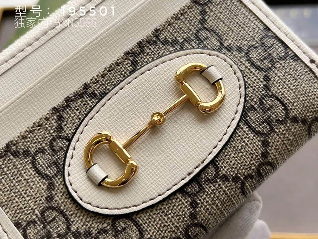 💰140 Top Original 💎 Spring/Summer Series# Newly launched this Gucci 1955 horsebit card holder made of GG Supreme high-grade artificial canvas and brown leather. This series adopts the same double-ring and long strip design as the handbags. This detail is inspired by the brand’s equestrian roots. It is one of Gucci’s classic heritage and one of the brand’s most representative symbolic elements. Model: 195501 Size: 11.5x8.5x3