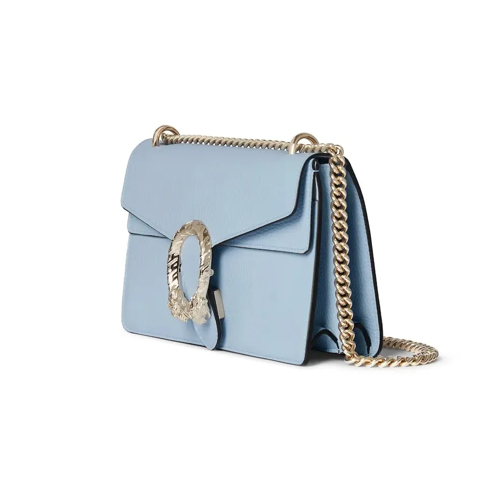This piece is crafted from light blue leather and has a double tiger head lock with a flip design. The length can be adjusted freely by sliding the chain to create different styles. Light blue leather Light gold-tone hardware Light blue microfiber lining Pin buckle, side opening Double tiger head lock closure Internal zip compartment Flap pocket Double baffles Sliding chain shoulder strap can be adjusted to a shoulder strap with a height of 43 cm, or a top handle with a height of 24 cm. Weight: about 0.8 kg Model: 795005. Dimensions: 28cm (width) x 16cm (height) x 10.5cm (depth) Color: light blue full leather/original leather. Made in Italy