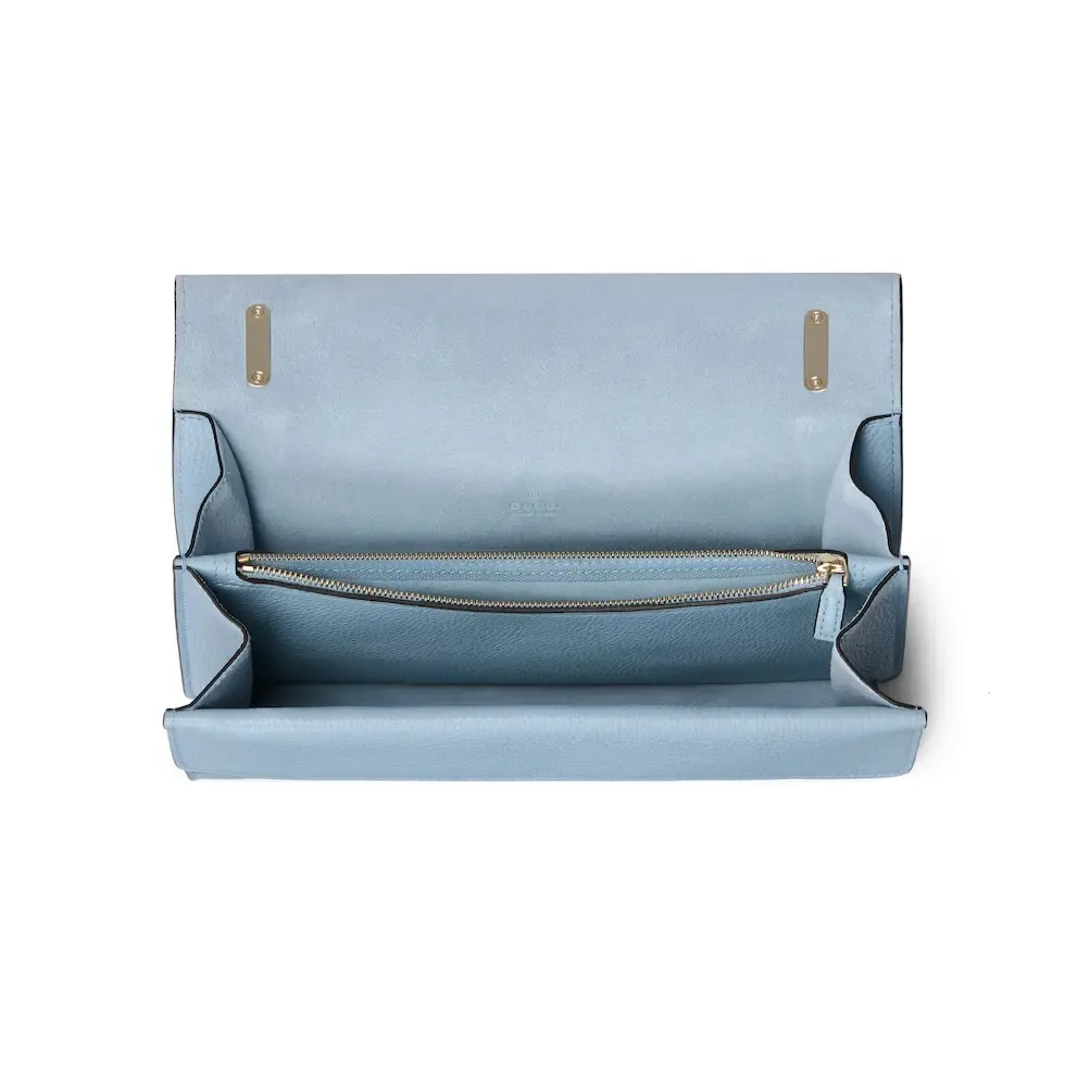 This piece is crafted from light blue leather and has a double tiger head lock with a flip design. The length can be adjusted freely by sliding the chain to create different styles. Light blue leather Light gold-tone hardware Light blue microfiber lining Pin buckle, side opening Double tiger head lock closure Internal zip compartment Flap pocket Double baffles Sliding chain shoulder strap can be adjusted to a shoulder strap with a height of 43 cm, or a top handle with a height of 24 cm. Weight: about 0.8 kg Model: 795005. Dimensions: 28cm (width) x 16cm (height) x 10.5cm (depth) Color: light blue full leather/original leather. Made in Italy