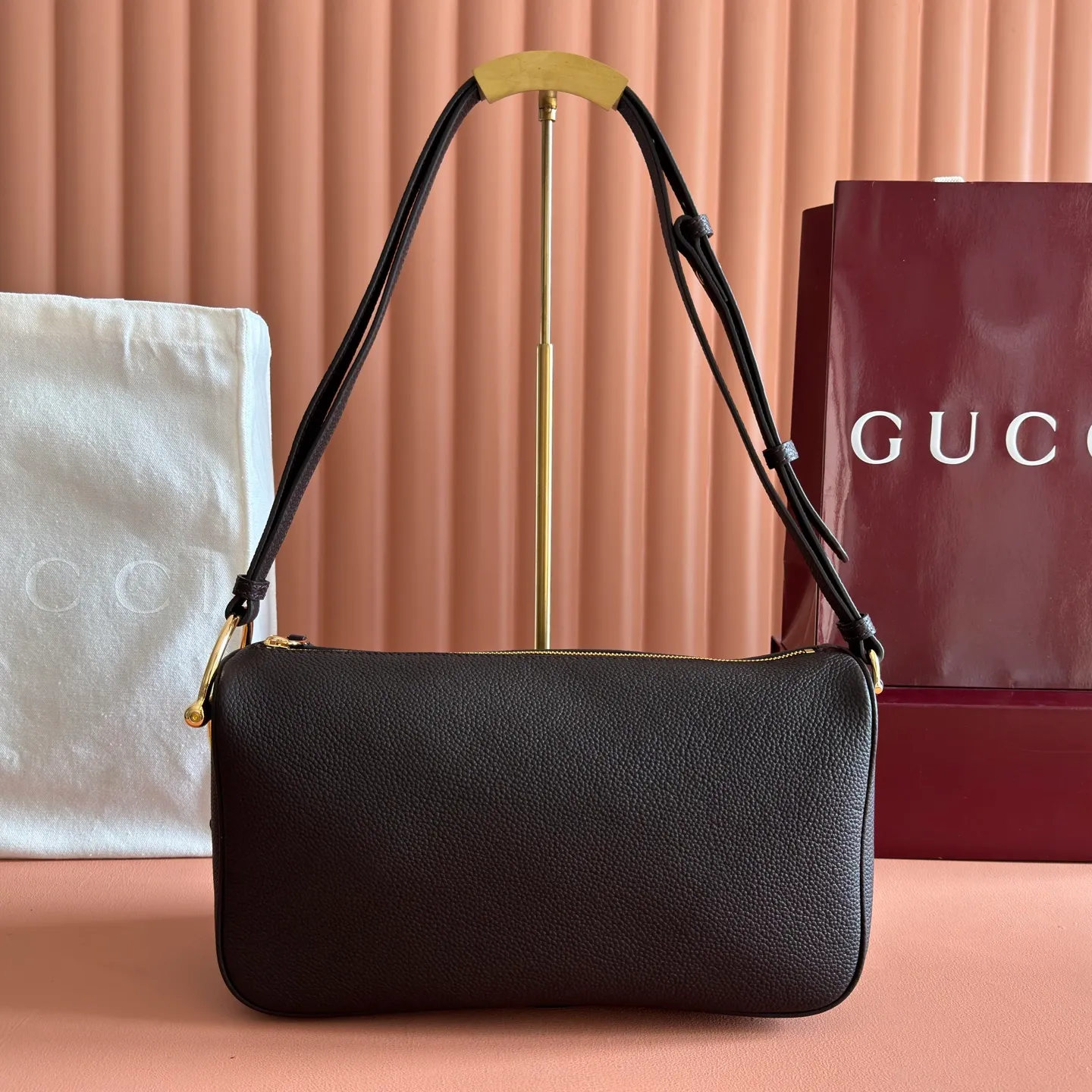 p1220💋💋💋【Original configuration counter full set packaging】Renewedly presents the Gucci Half Horsebit series, reinterpreting one of the brand's most iconic elements in a modern style. The collection cleverly combines relaxed silhouettes with the iconic half-horsebit hardware, which gives rise to its name. Ivory grained soft leather Gold-tone hardware White linen-cotton blend lining Half horsebit closure Interior: One open pocket Adjustable cowhide leather shoulder strap (height: 32cm - 34cm; length: 66cm - 73cm) Zip closure Ident: 860787. Dimensions: 31.5cm (width) x 17cm (height) x 12cm (depth) Weight: approx. 0.7kg