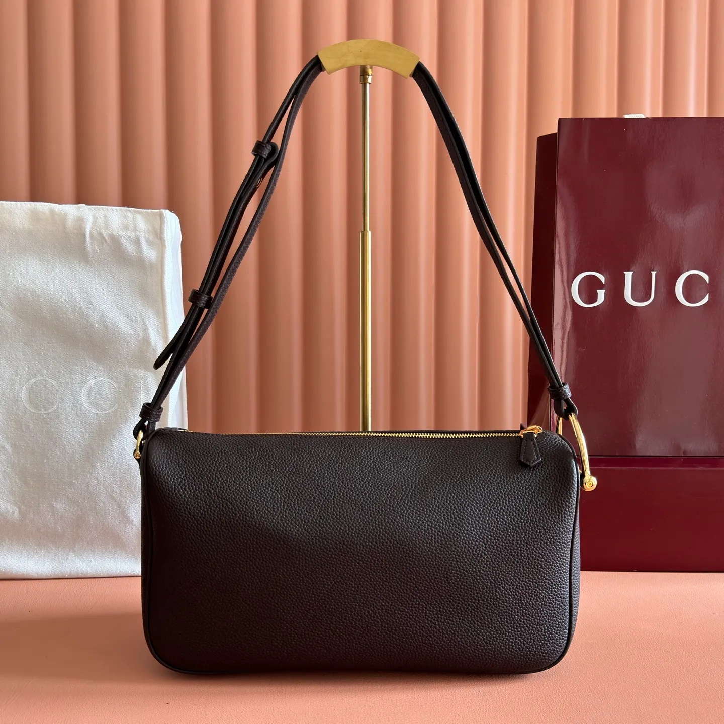 p1220💋💋💋【Original configuration counter full set packaging】Renewedly presents the Gucci Half Horsebit series, reinterpreting one of the brand's most iconic elements in a modern style. The collection cleverly combines relaxed silhouettes with the iconic half-horsebit hardware, which gives rise to its name. Ivory grained soft leather Gold-tone hardware White linen-cotton blend lining Half horsebit closure Interior: One open pocket Adjustable cowhide leather shoulder strap (height: 32cm - 34cm; length: 66cm - 73cm) Zip closure Ident: 860787. Dimensions: 31.5cm (width) x 17cm (height) x 12cm (depth) Weight: approx. 0.7kg