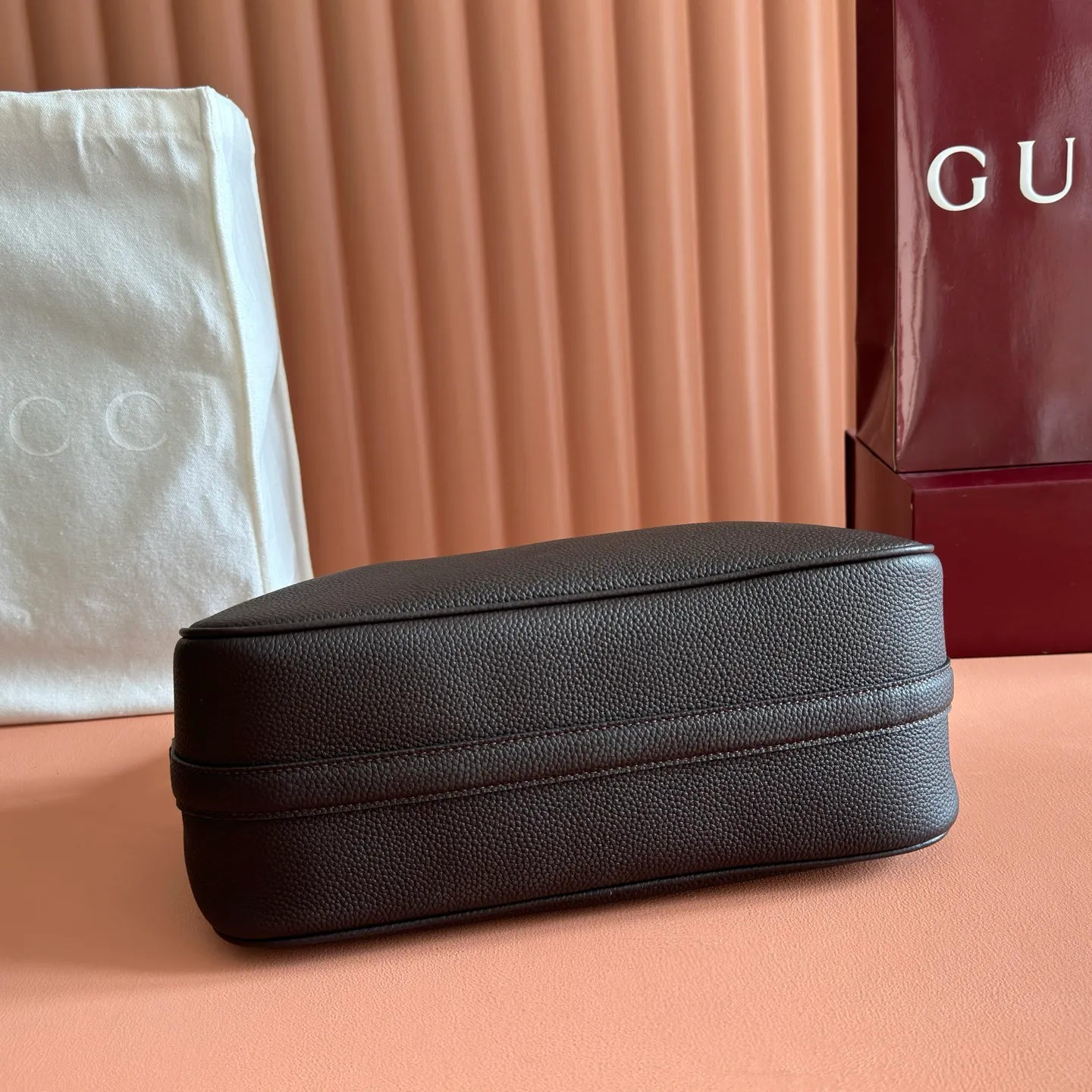 p1220💋💋💋【Original configuration counter full set packaging】Renewedly presents the Gucci Half Horsebit series, reinterpreting one of the brand's most iconic elements in a modern style. The collection cleverly combines relaxed silhouettes with the iconic half-horsebit hardware, which gives rise to its name. Ivory grained soft leather Gold-tone hardware White linen-cotton blend lining Half horsebit closure Interior: One open pocket Adjustable cowhide leather shoulder strap (height: 32cm - 34cm; length: 66cm - 73cm) Zip closure Ident: 860787. Dimensions: 31.5cm (width) x 17cm (height) x 12cm (depth) Weight: approx. 0.7kg