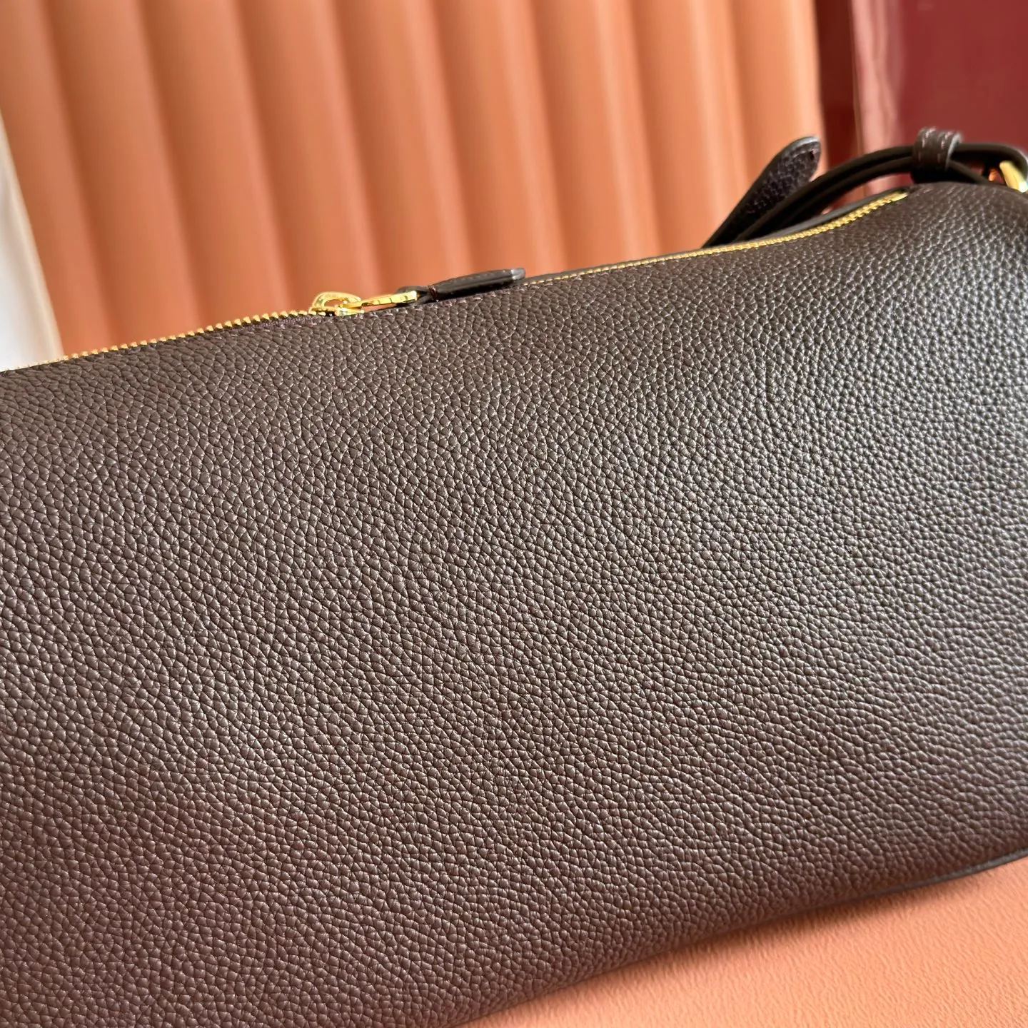 p1220💋💋💋【Original configuration counter full set packaging】Renewedly presents the Gucci Half Horsebit series, reinterpreting one of the brand's most iconic elements in a modern style. The collection cleverly combines relaxed silhouettes with the iconic half-horsebit hardware, which gives rise to its name. Ivory grained soft leather Gold-tone hardware White linen-cotton blend lining Half horsebit closure Interior: One open pocket Adjustable cowhide leather shoulder strap (height: 32cm - 34cm; length: 66cm - 73cm) Zip closure Ident: 860787. Dimensions: 31.5cm (width) x 17cm (height) x 12cm (depth) Weight: approx. 0.7kg