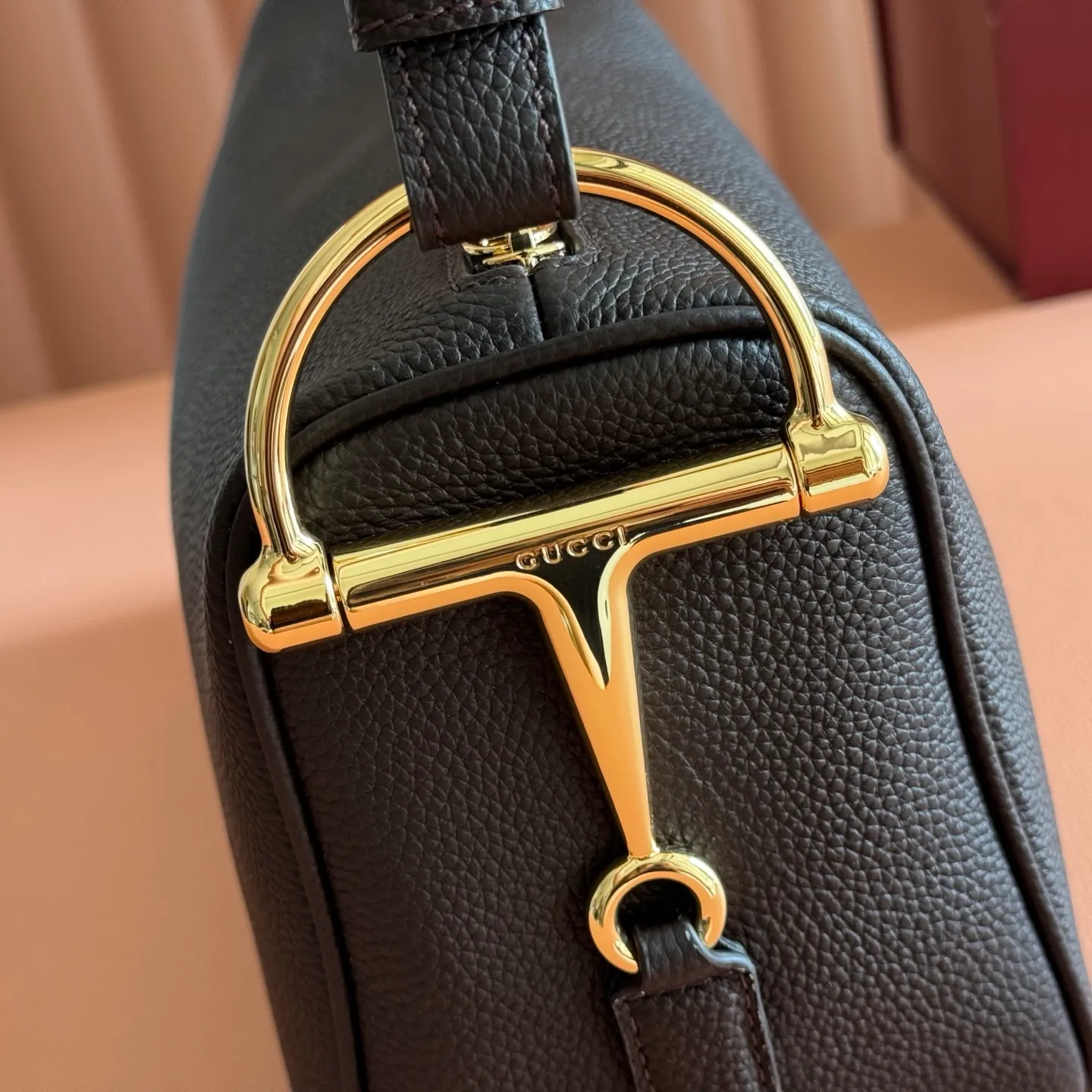 p1220💋💋💋【Original configuration counter full set packaging】Renewedly presents the Gucci Half Horsebit series, reinterpreting one of the brand's most iconic elements in a modern style. The collection cleverly combines relaxed silhouettes with the iconic half-horsebit hardware, which gives rise to its name. Ivory grained soft leather Gold-tone hardware White linen-cotton blend lining Half horsebit closure Interior: One open pocket Adjustable cowhide leather shoulder strap (height: 32cm - 34cm; length: 66cm - 73cm) Zip closure Ident: 860787. Dimensions: 31.5cm (width) x 17cm (height) x 12cm (depth) Weight: approx. 0.7kg