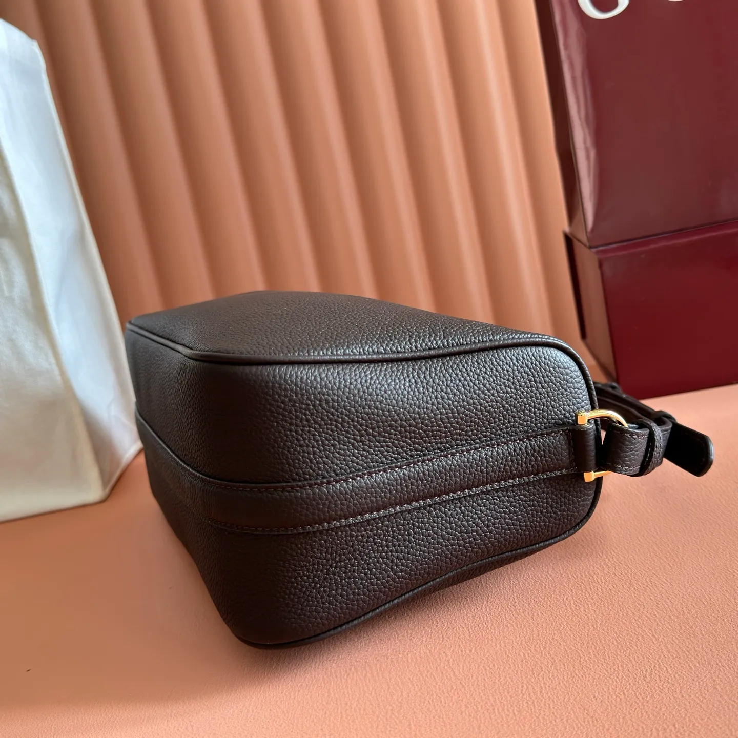 p1220💋💋💋【Original configuration counter full set packaging】Renewedly presents the Gucci Half Horsebit series, reinterpreting one of the brand's most iconic elements in a modern style. The collection cleverly combines relaxed silhouettes with the iconic half-horsebit hardware, which gives rise to its name. Ivory grained soft leather Gold-tone hardware White linen-cotton blend lining Half horsebit closure Interior: One open pocket Adjustable cowhide leather shoulder strap (height: 32cm - 34cm; length: 66cm - 73cm) Zip closure Ident: 860787. Dimensions: 31.5cm (width) x 17cm (height) x 12cm (depth) Weight: approx. 0.7kg