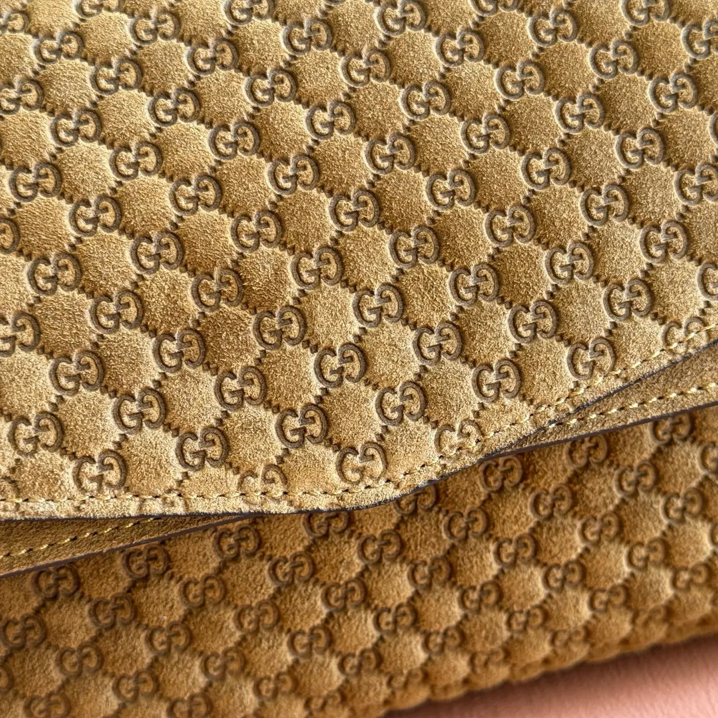 p1440💋💋💋【Original leather configuration counter complete package】This handbag combines modern silhouette and brand iconic pattern. This sleekly tailored bag features an antique-gold-tone chain with round interlocking G detailing and a 2-tiered design that offers ample interior storage space. Mustard yellow GG printed embossed suede Antique gold tone hardware Brown cotton and linen blend lining Interior: 2-level fastening, 1 open pocket Chain shoulder strap Height: 15cm; Length: 45cm Removable and adjustable leather shoulder strap (Height: 40cm - 46cm; Length: 87cm - 97cm) Magnetic snap closure Ident No.: 857622. Dimensions: 28cm (W) x 16cm (H) x 7cm (D) Weight: Approx. 0.9kg Color: Brown/Embossed.