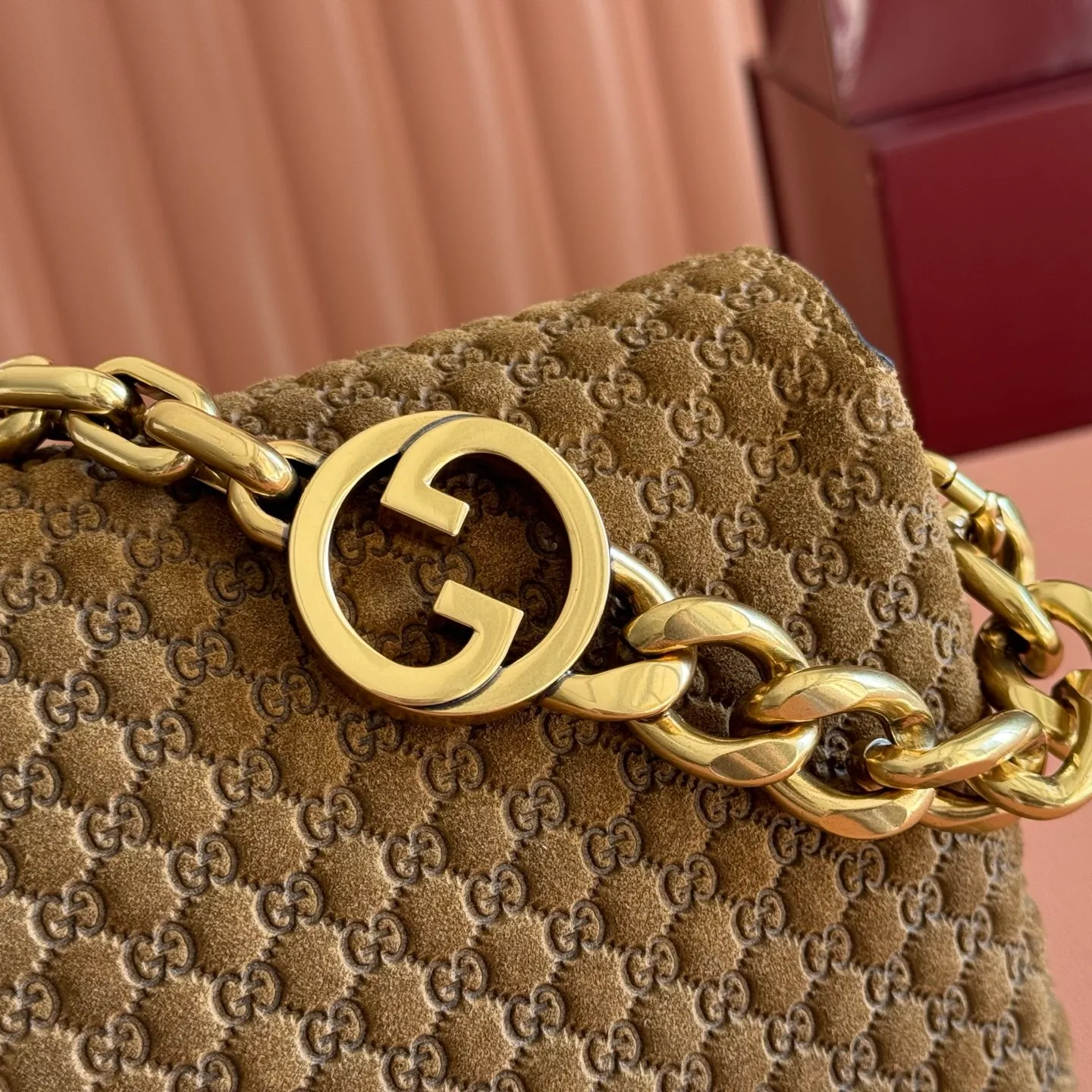p1440💋💋💋【Original leather configuration counter complete package】This handbag combines modern silhouette and brand iconic pattern. This sleekly tailored bag features an antique-gold-tone chain with round interlocking G detailing and a 2-tiered design that offers ample interior storage space. Mustard yellow GG printed embossed suede Antique gold tone hardware Brown cotton and linen blend lining Interior: 2-level fastening, 1 open pocket Chain shoulder strap Height: 15cm; Length: 45cm Removable and adjustable leather shoulder strap (Height: 40cm - 46cm; Length: 87cm - 97cm) Magnetic snap closure Ident No.: 857622. Dimensions: 28cm (W) x 16cm (H) x 7cm (D) Weight: Approx. 0.9kg Color: Brown/Embossed.