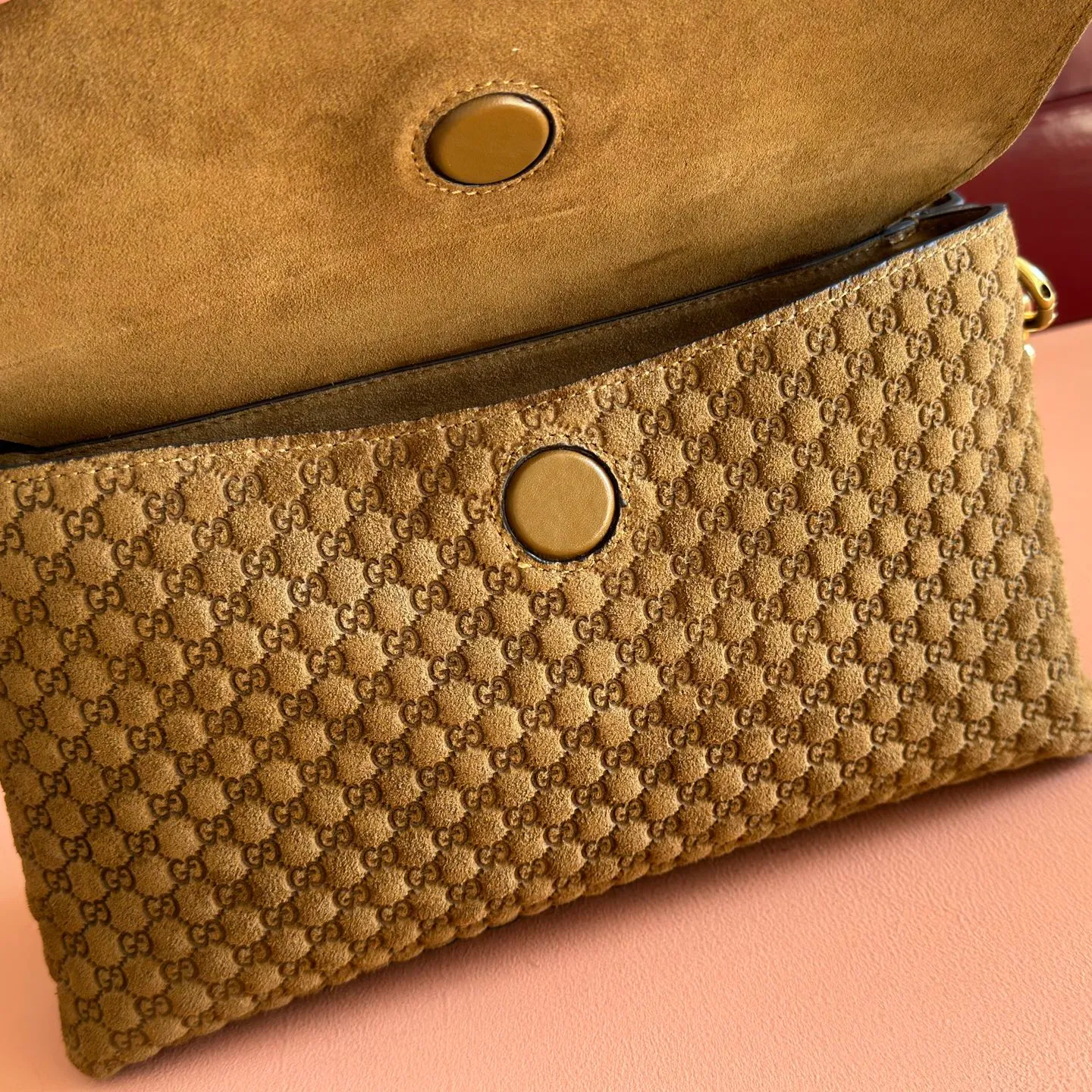 p1440💋💋💋【Original leather configuration counter complete package】This handbag combines modern silhouette and brand iconic pattern. This sleekly tailored bag features an antique-gold-tone chain with round interlocking G detailing and a 2-tiered design that offers ample interior storage space. Mustard yellow GG printed embossed suede Antique gold tone hardware Brown cotton and linen blend lining Interior: 2-level fastening, 1 open pocket Chain shoulder strap Height: 15cm; Length: 45cm Removable and adjustable leather shoulder strap (Height: 40cm - 46cm; Length: 87cm - 97cm) Magnetic snap closure Ident No.: 857622. Dimensions: 28cm (W) x 16cm (H) x 7cm (D) Weight: Approx. 0.9kg Color: Brown/Embossed.