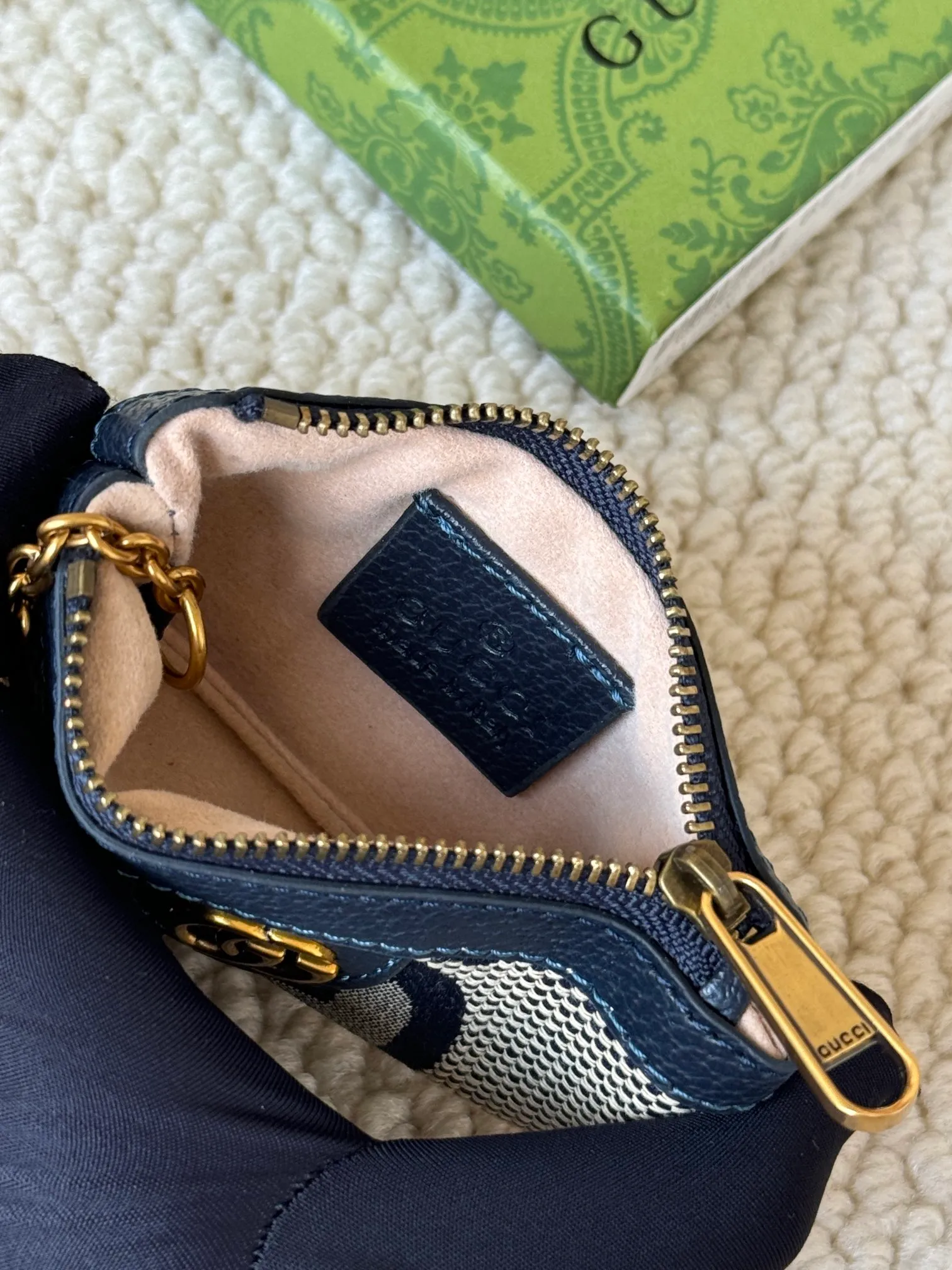 💰140 gucci new small coin purse ~ lipstick bag! Cowhide + PVC with exquisite original factory hardware! Flexible and unique hook buckle, small and exquisite, with great effect. Model: 671722, size: 12x7.5x1.5cm.