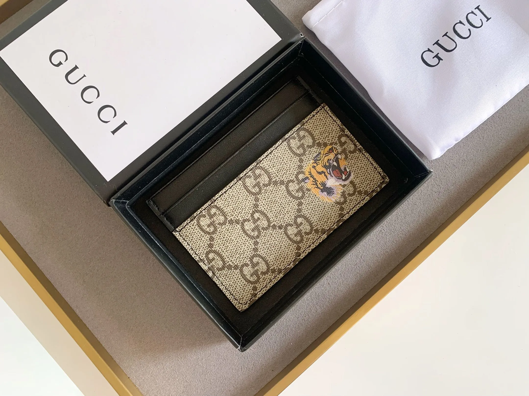 💰90 💎 (Tiger pattern) Top original quality, GUCCI classic popular printed card holder, exclusive background, real shot. The card holder is made of GG Supreme high-grade man-made canvas with exquisite patterns💯! Style number: 451277 Size: 10x7.5cm