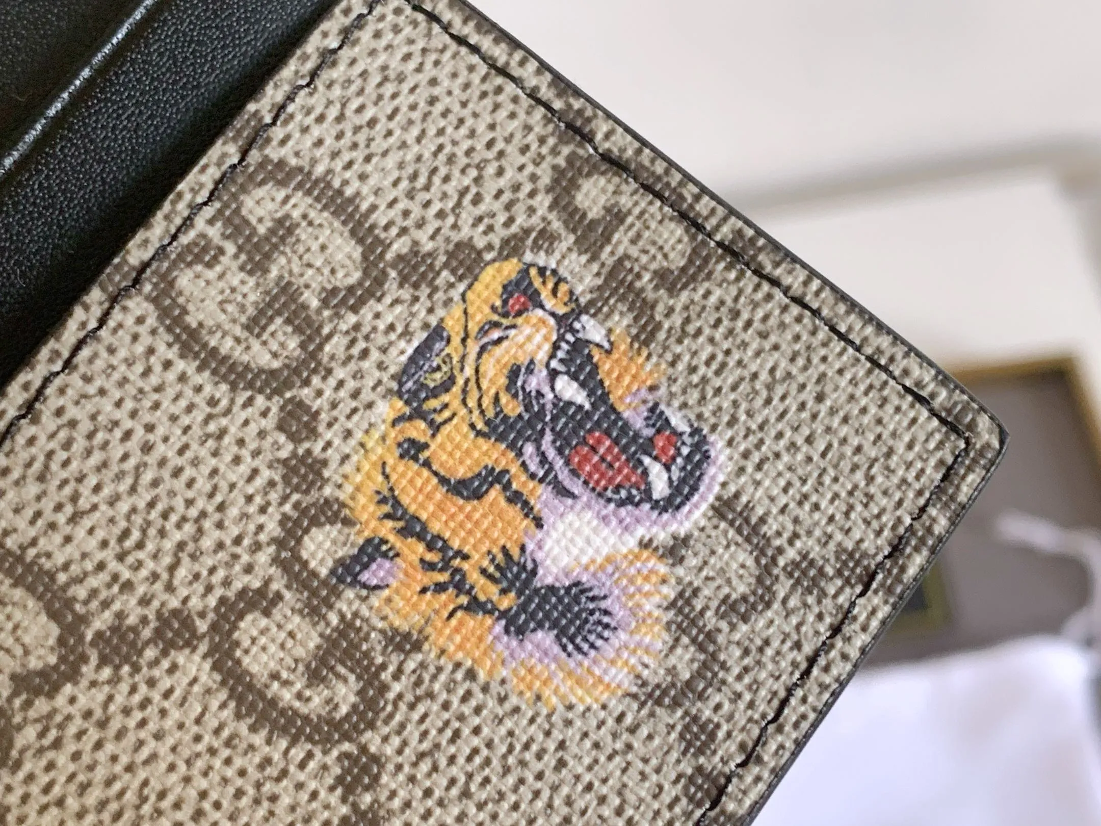 💰90 💎 (Tiger pattern) Top original quality, GUCCI classic popular printed card holder, exclusive background, real shot. The card holder is made of GG Supreme high-grade man-made canvas with exquisite patterns💯! Style number: 451277 Size: 10x7.5cm
