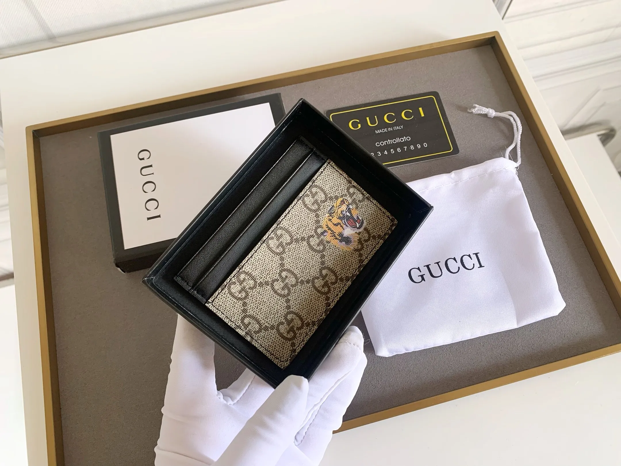 💰90 💎 (Tiger pattern) Top original quality, GUCCI classic popular printed card holder, exclusive background, real shot. The card holder is made of GG Supreme high-grade man-made canvas with exquisite patterns💯! Style number: 451277 Size: 10x7.5cm