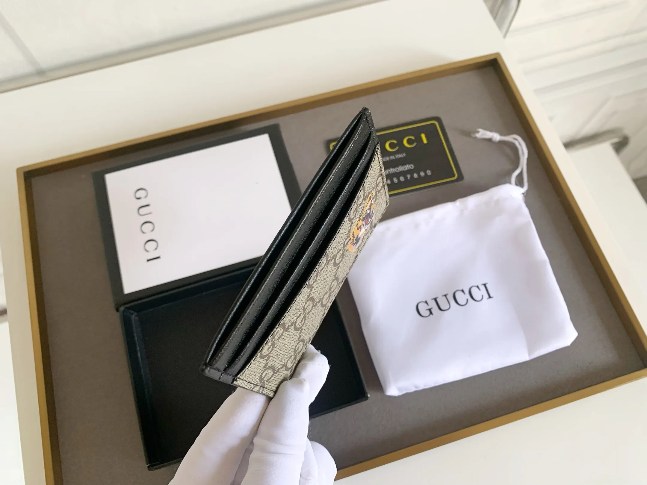 💰90 💎 (Tiger pattern) Top original quality, GUCCI classic popular printed card holder, exclusive background, real shot. The card holder is made of GG Supreme high-grade man-made canvas with exquisite patterns💯! Style number: 451277 Size: 10x7.5cm
