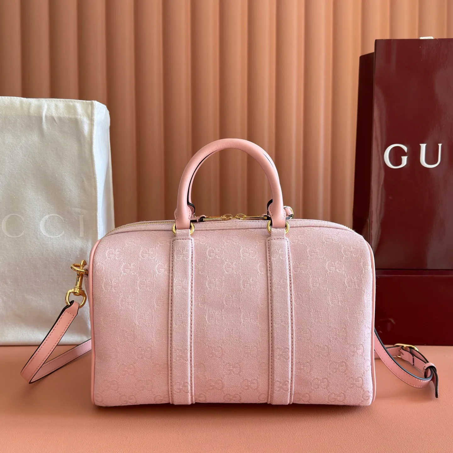 p1100💋💋💋【Original configuration counter complete package】🔥Ophidia series pays tribute to the brand heritage with iconic striped webbing and gold-toned double G elements. This Boston bag is made of GG canvas and uses novel colors to add color to this season's look. Pink GG canvas Pink leather piping Gold-tone hardware Pink cotton and linen lining Double G handles (10 cm high) Removable and adjustable leather shoulder strap (height: 48 cm) Zip closure Model number: 857595. Dimensions: 30cm (W) x 16cm (H) x 20cm (D) Weight: Approx. 1kg Colour: Pink/Canvas.