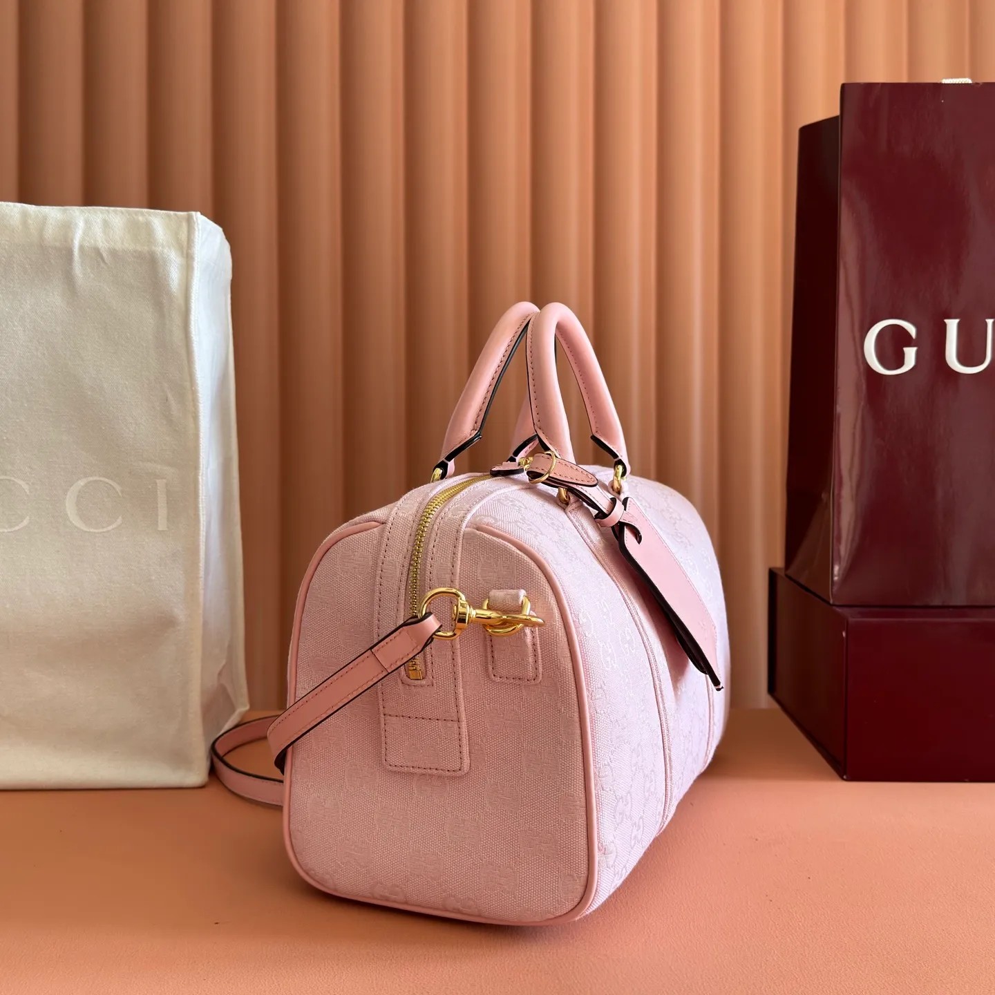 p1100💋💋💋【Original configuration counter complete package】🔥Ophidia series pays tribute to the brand heritage with iconic striped webbing and gold-toned double G elements. This Boston bag is made of GG canvas and uses novel colors to add color to this season's look. Pink GG canvas Pink leather piping Gold-tone hardware Pink cotton and linen lining Double G handles (10 cm high) Removable and adjustable leather shoulder strap (height: 48 cm) Zip closure Model number: 857595. Dimensions: 30cm (W) x 16cm (H) x 20cm (D) Weight: Approx. 1kg Colour: Pink/Canvas.