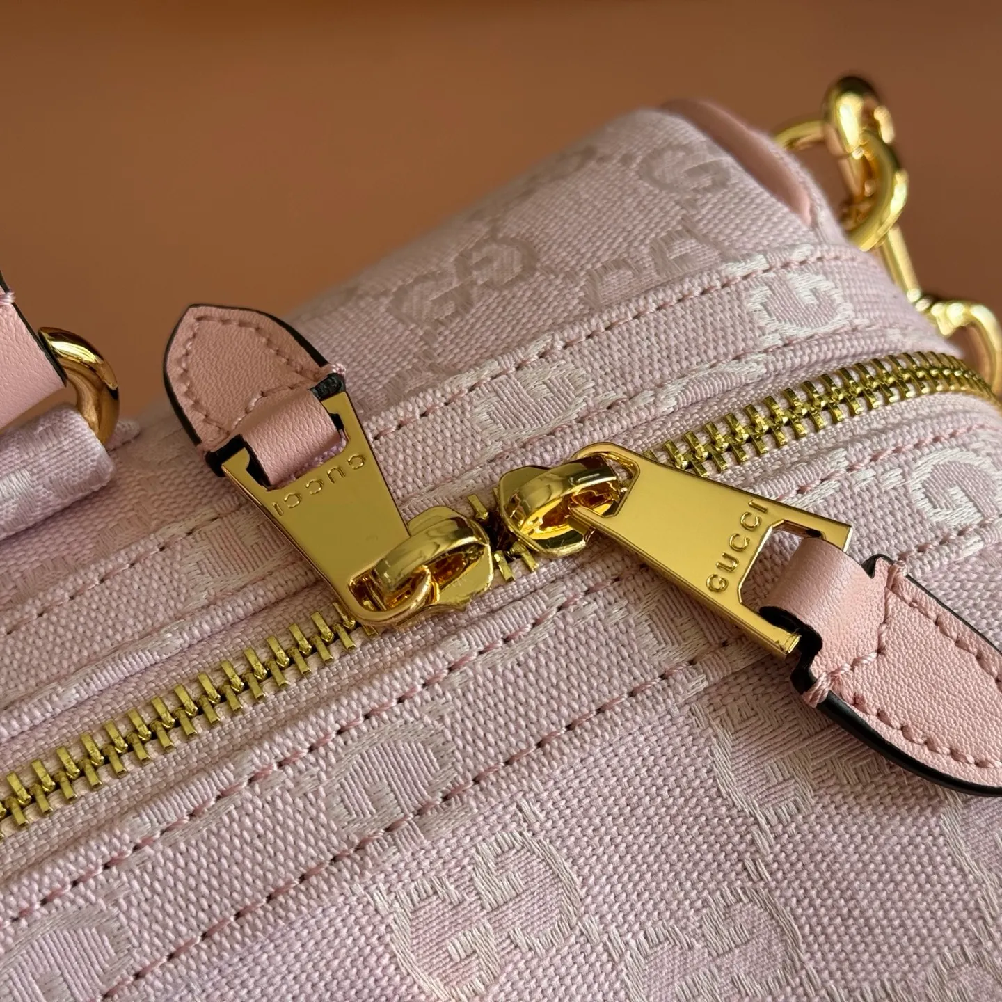 p1100💋💋💋【Original configuration counter complete package】🔥Ophidia series pays tribute to the brand heritage with iconic striped webbing and gold-toned double G elements. This Boston bag is made of GG canvas and uses novel colors to add color to this season's look. Pink GG canvas Pink leather piping Gold-tone hardware Pink cotton and linen lining Double G handles (10 cm high) Removable and adjustable leather shoulder strap (height: 48 cm) Zip closure Model number: 857595. Dimensions: 30cm (W) x 16cm (H) x 20cm (D) Weight: Approx. 1kg Colour: Pink/Canvas.