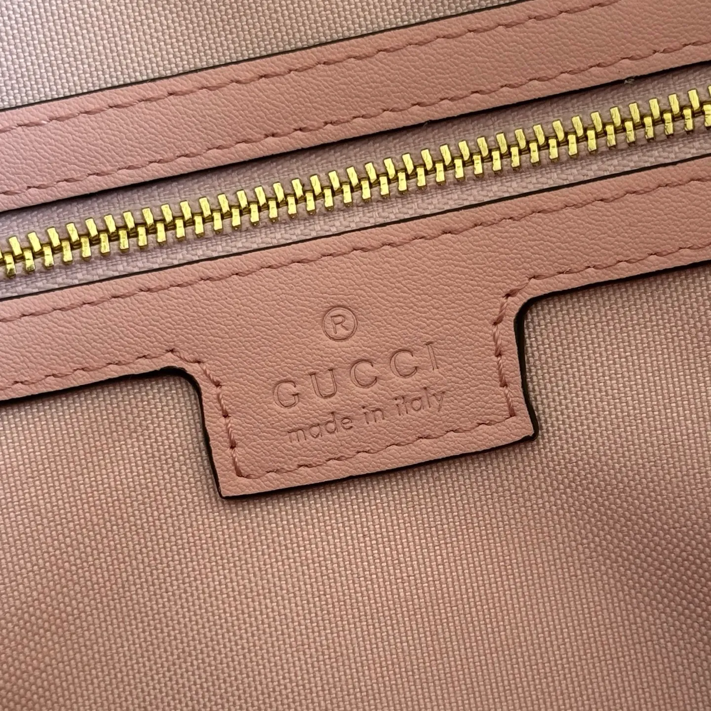 p1100💋💋💋【Original configuration counter complete package】🔥Ophidia series pays tribute to the brand heritage with iconic striped webbing and gold-toned double G elements. This Boston bag is made of GG canvas and uses novel colors to add color to this season's look. Pink GG canvas Pink leather piping Gold-tone hardware Pink cotton and linen lining Double G handles (10 cm high) Removable and adjustable leather shoulder strap (height: 48 cm) Zip closure Model number: 857595. Dimensions: 30cm (W) x 16cm (H) x 20cm (D) Weight: Approx. 1kg Colour: Pink/Canvas.